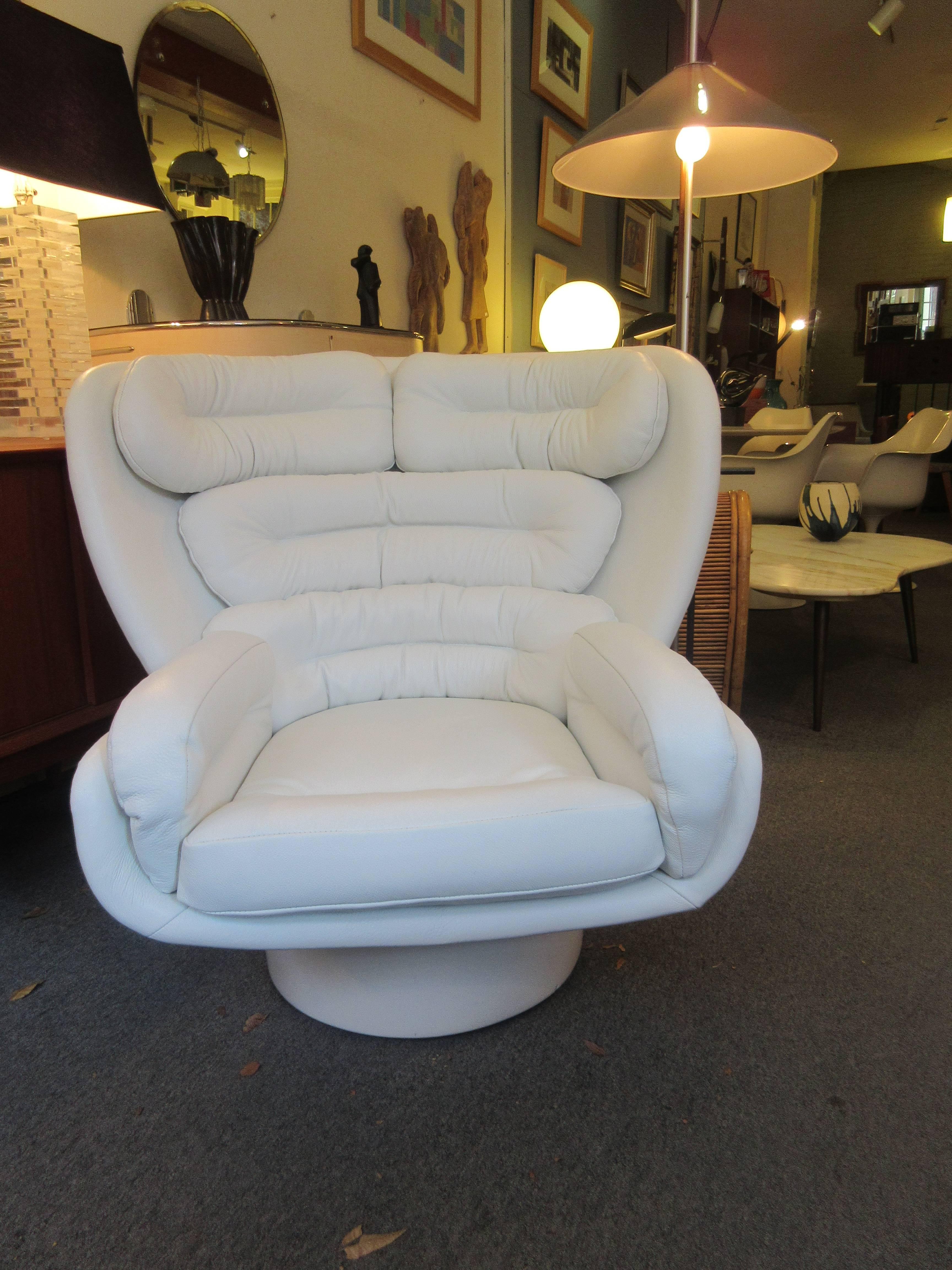 Just reupholstered Elda chair in white leather which was the original combination on this chair. Plastic shell is in excellent condition and it retains the Stendig label (pictured). Swiveling mechanism turns smoothly. Designed in 1963 this is a