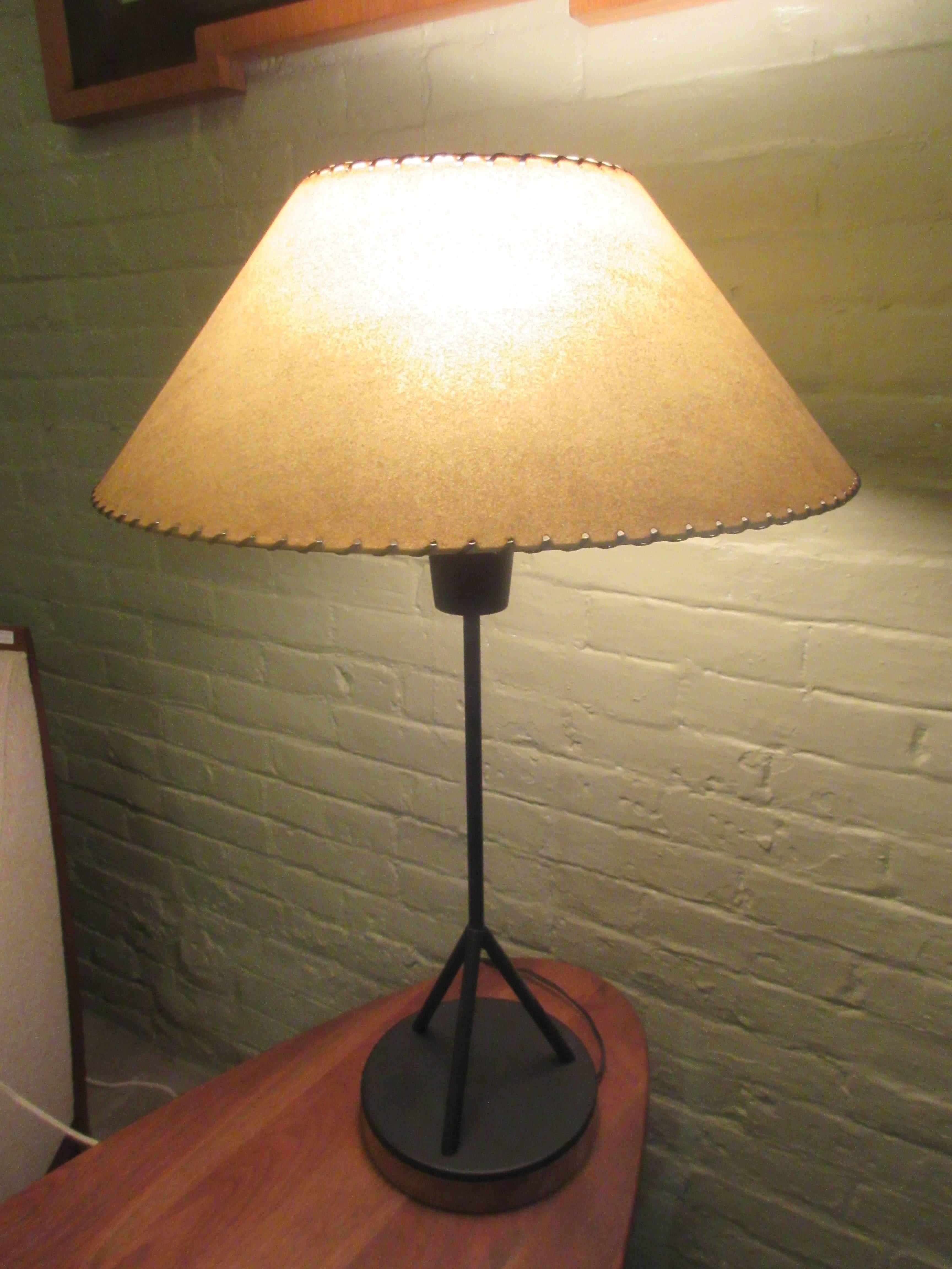 Lightolier Tripod Table Lamp In Excellent Condition In Philadelphia, PA