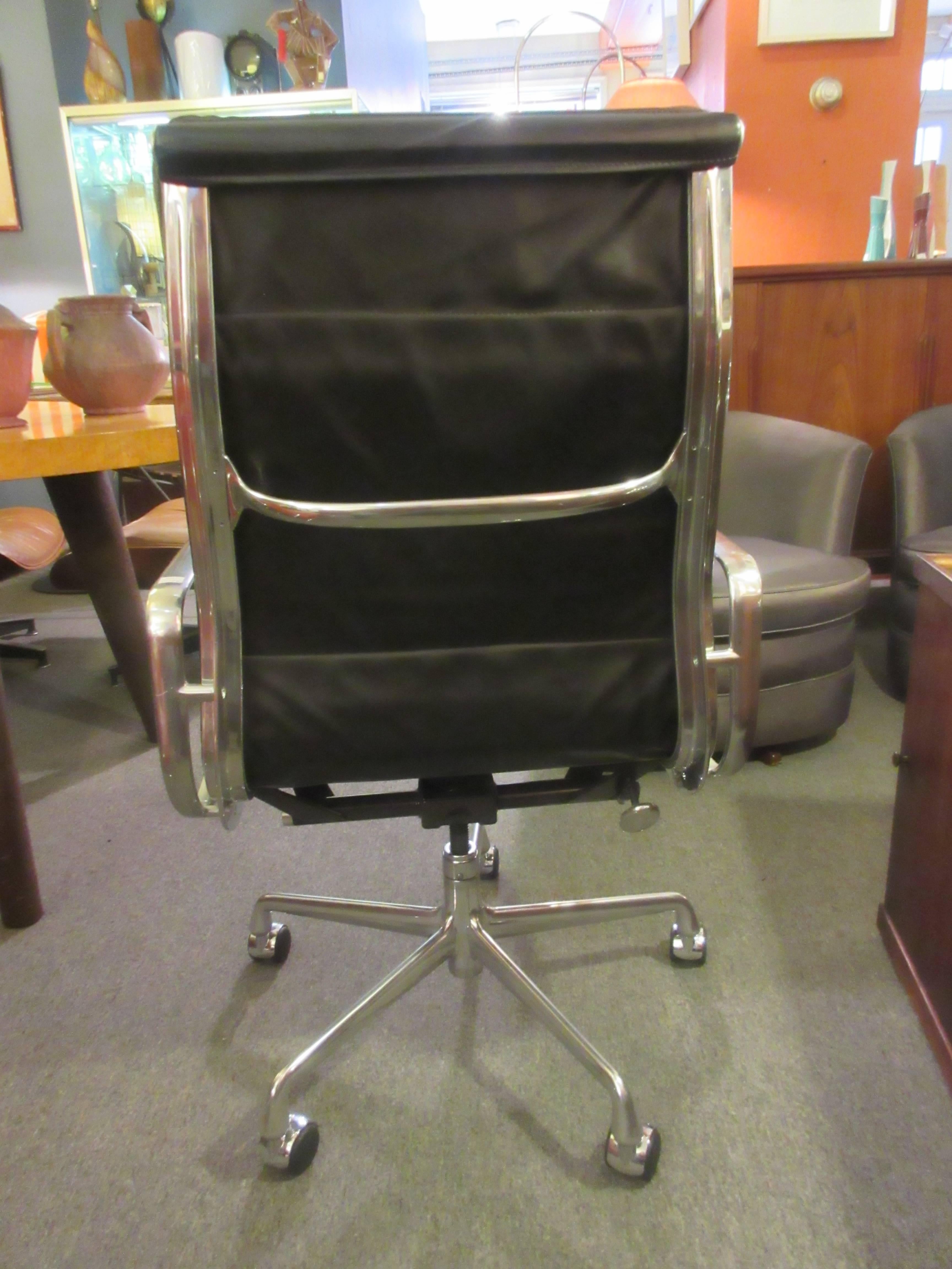 Mid-Century Modern Charles Eames for Herman Miller Executive Soft Pad Chair