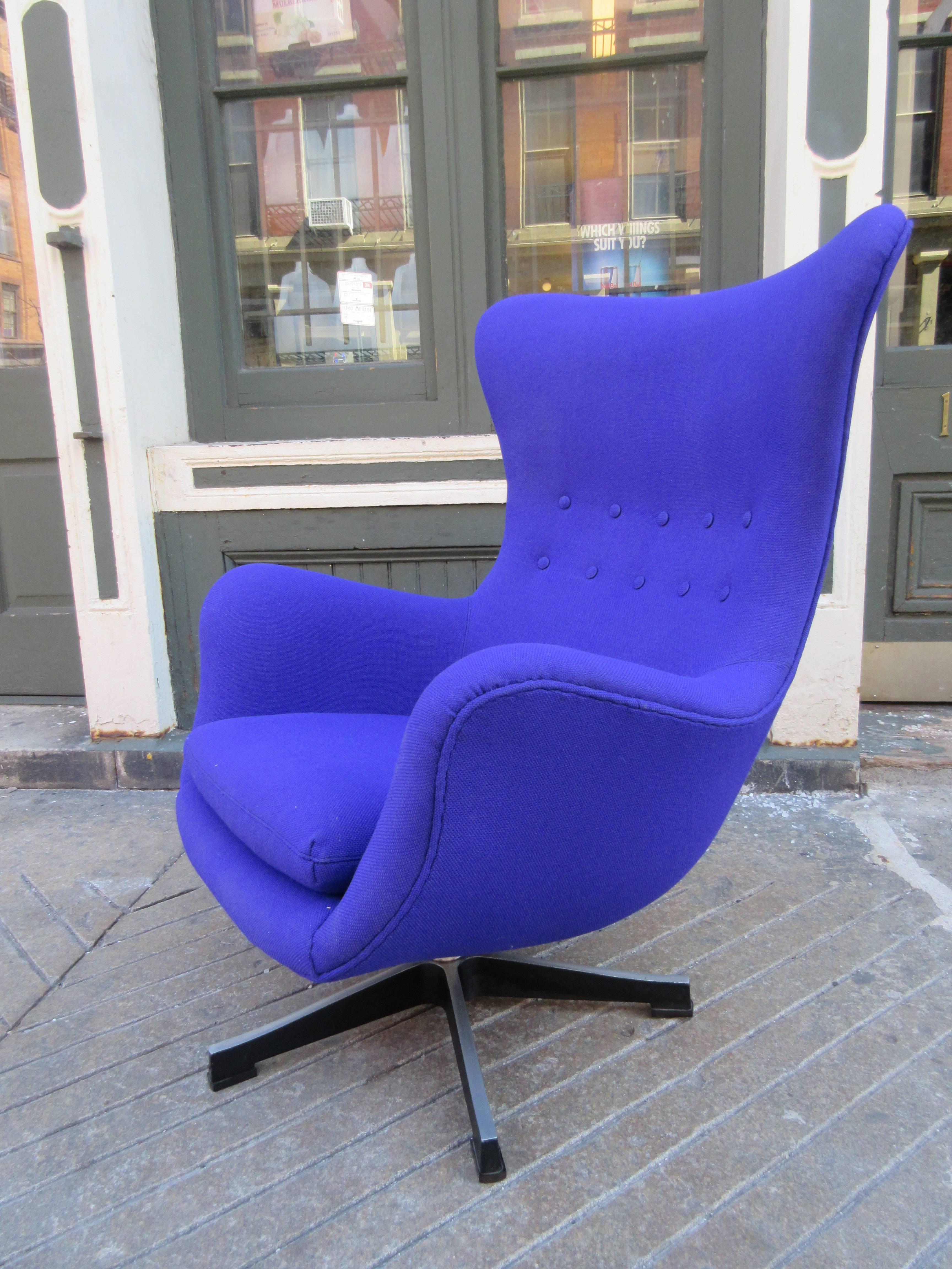 Scandinavian Egg Chair in the Style of Arne Jacobsen In Excellent Condition In Philadelphia, PA