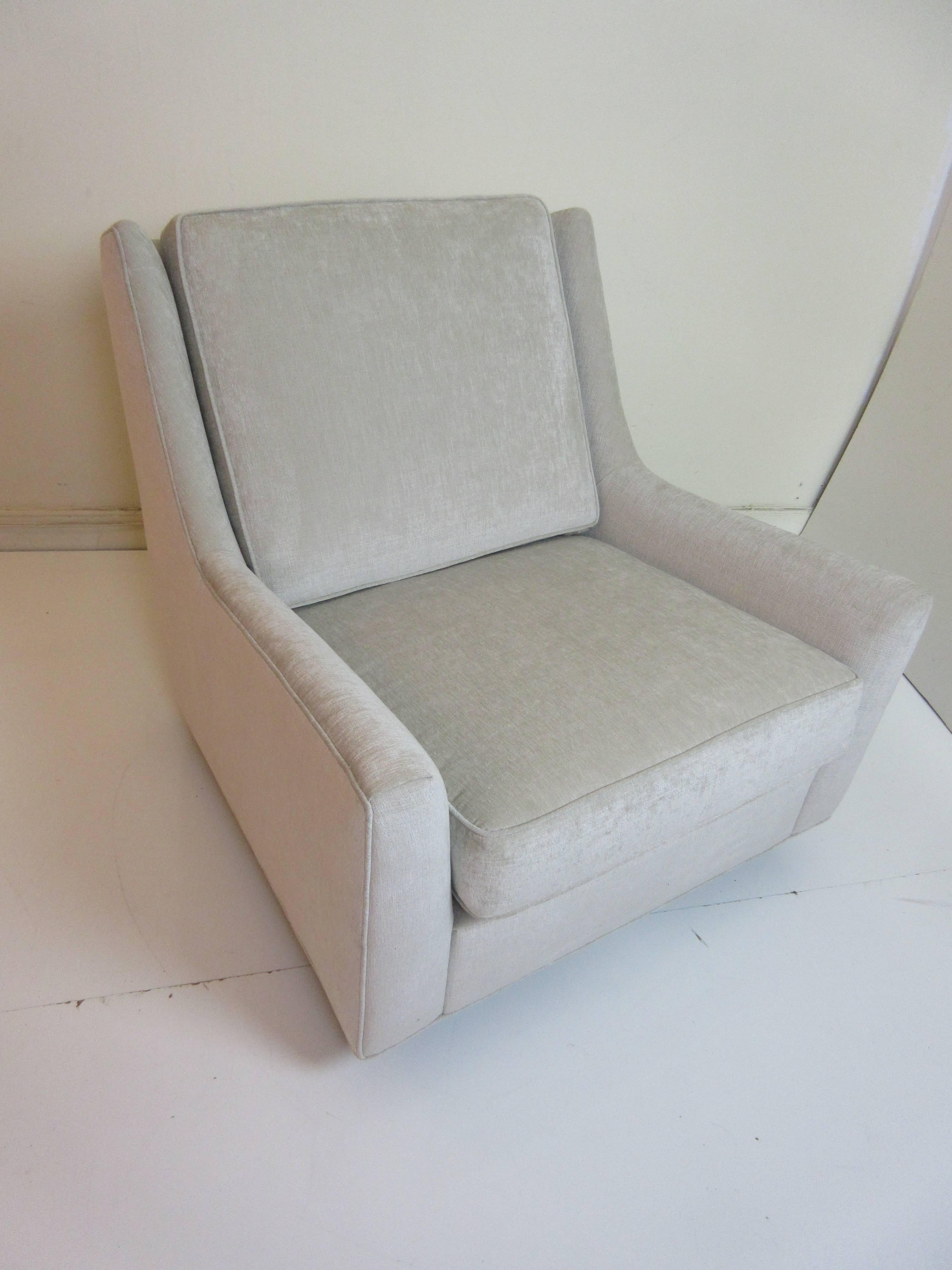 Floating Oversized Milo Baughman Lounge Chair In Excellent Condition In Philadelphia, PA