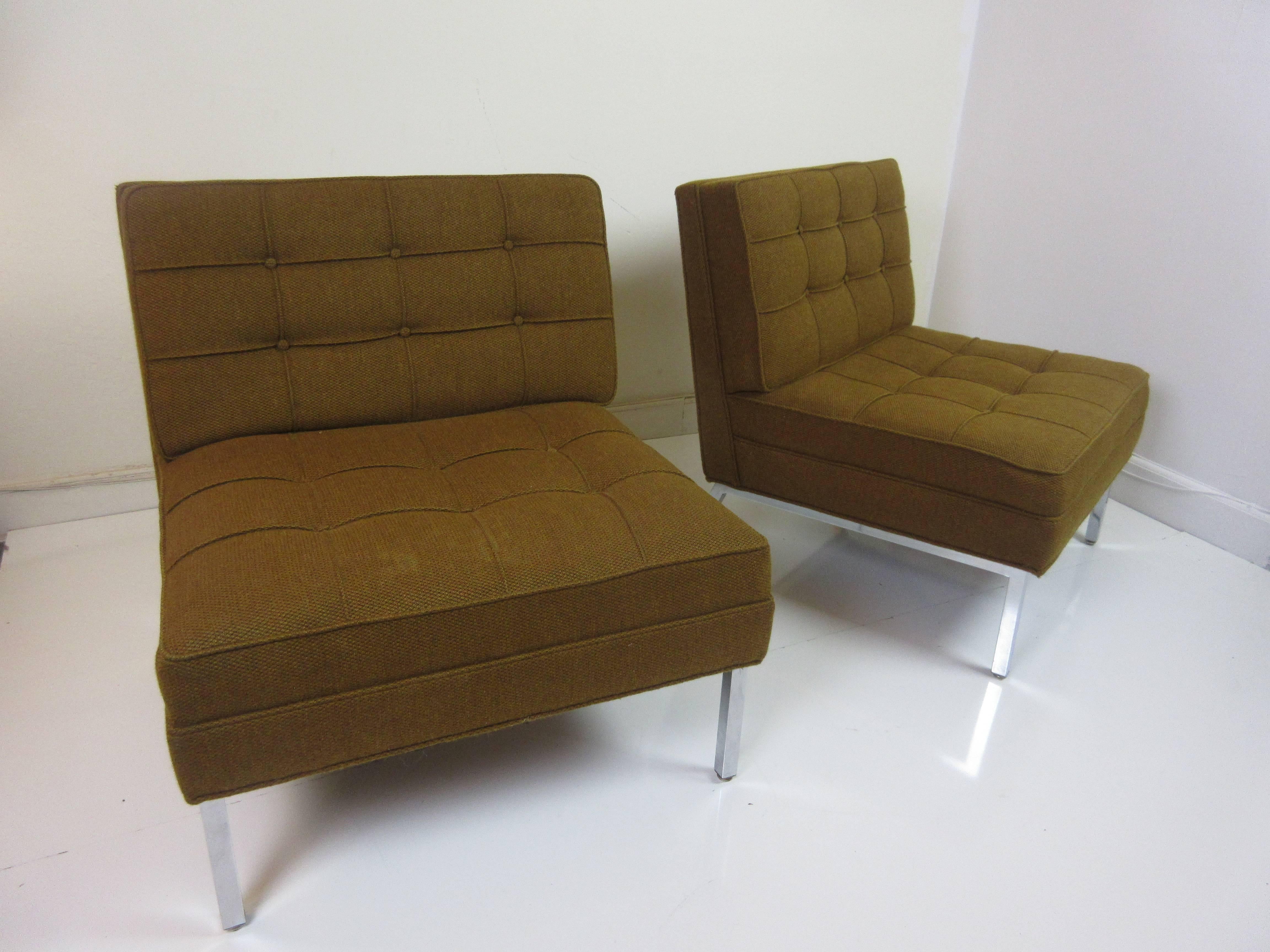 A pair of slipper chairs by Steelcase in the manner of Florence Knoll, 1970s vintage with their original yellow brown upholstery. Very nice condition, shows no wear and all foam in good shape.