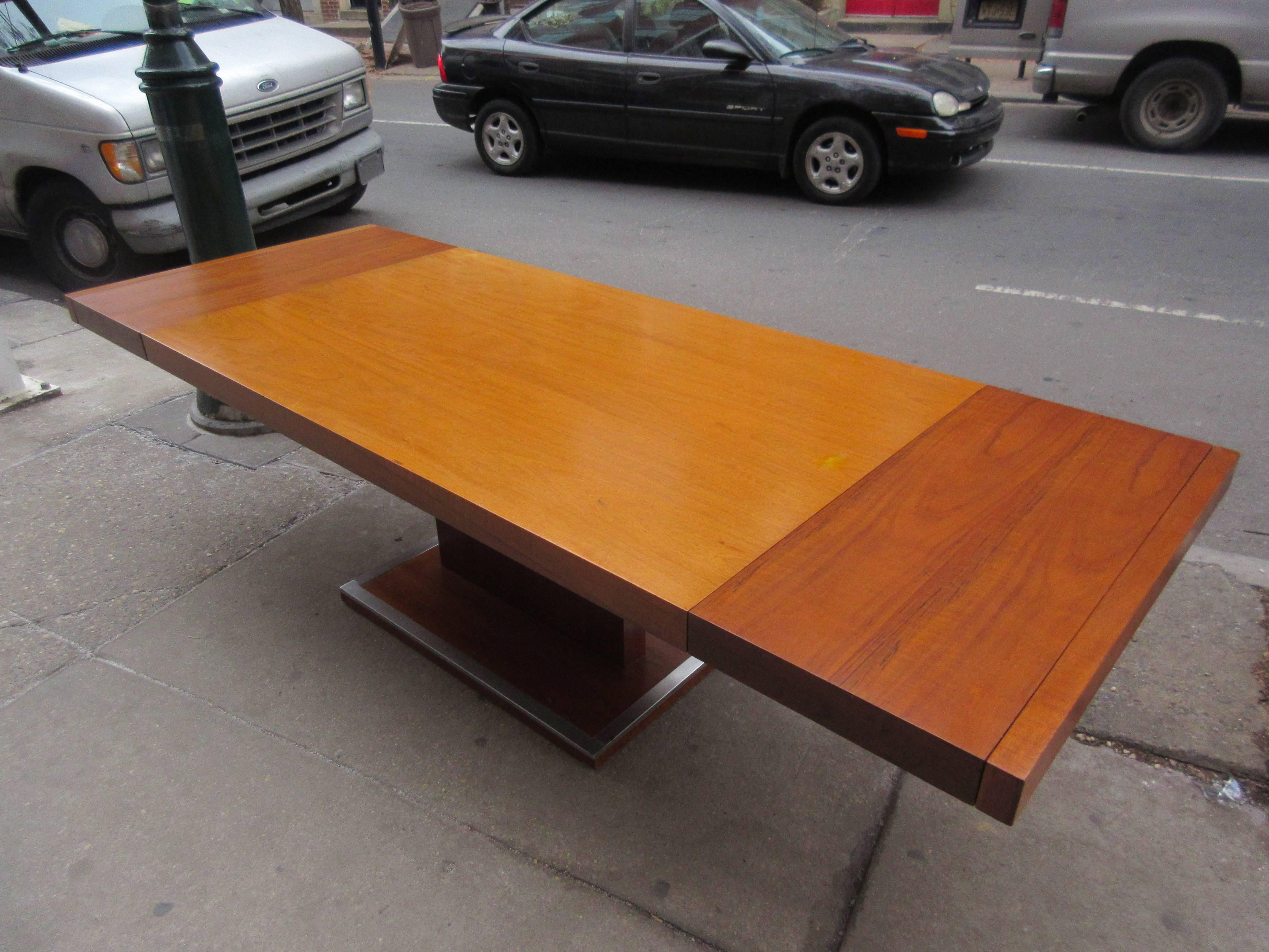 Founders Dining Table by Milo Baughman In Excellent Condition In Philadelphia, PA