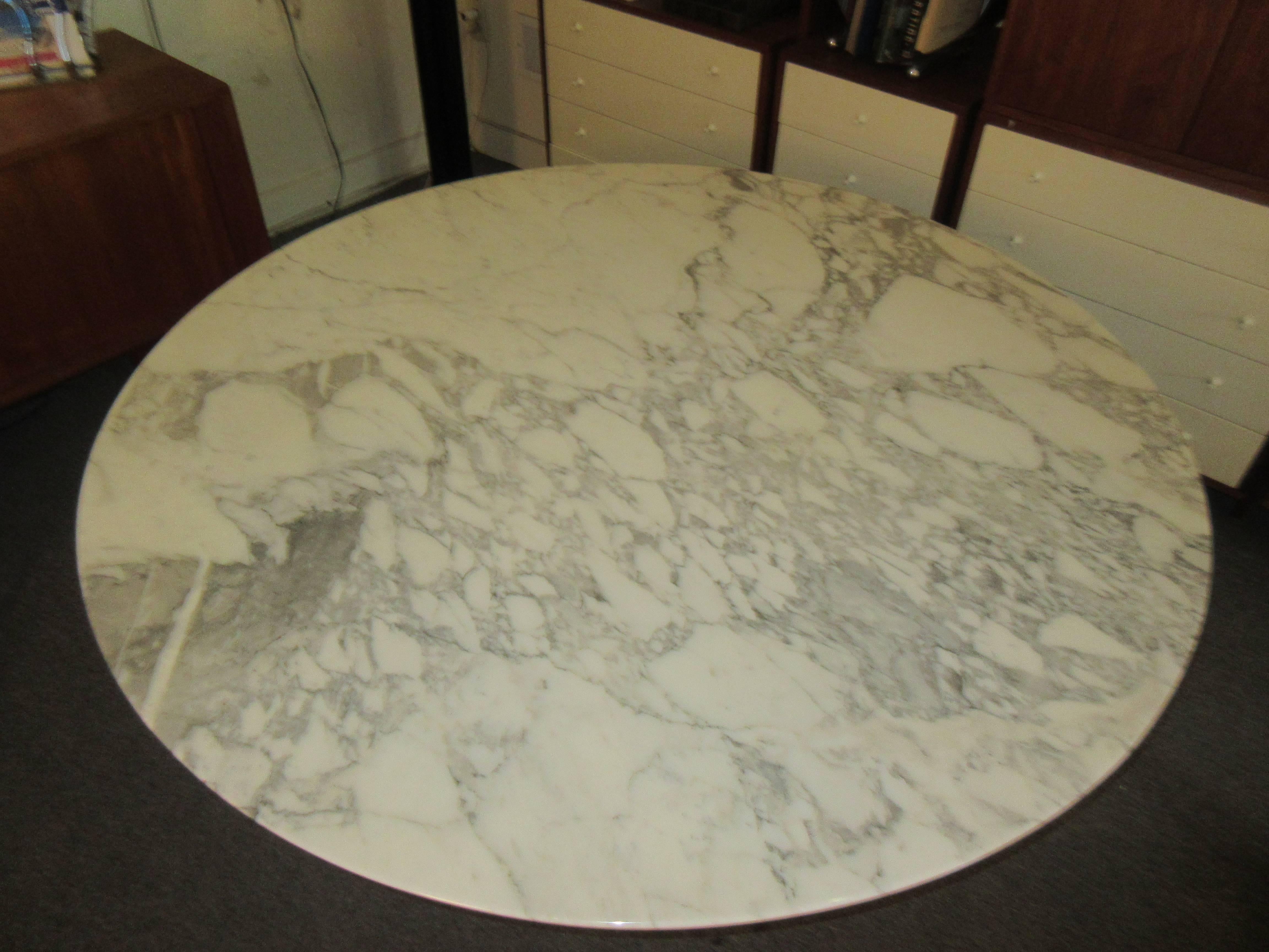 Eero Saarinen for Knoll Arabescato round table with beautiful veining. Table is in very nice condition, white base shows no scuffs or wear. Marble has no chips, cracks or scratches. Classic Saarinen design, this is a 2007, edition. Measure: 54”.