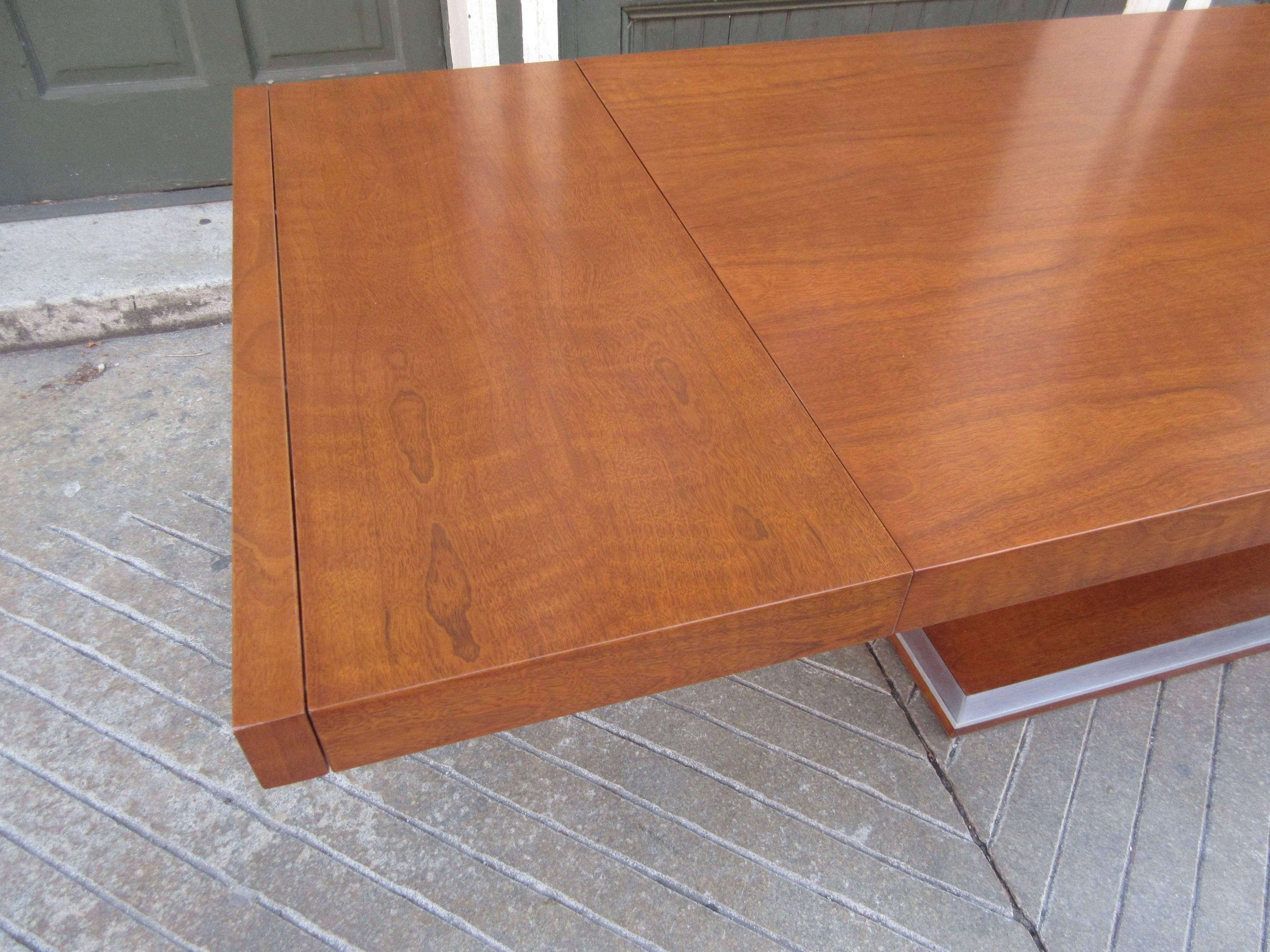 Milo Baughman for Founders Walnut Extension Dining Table In Excellent Condition In Philadelphia, PA
