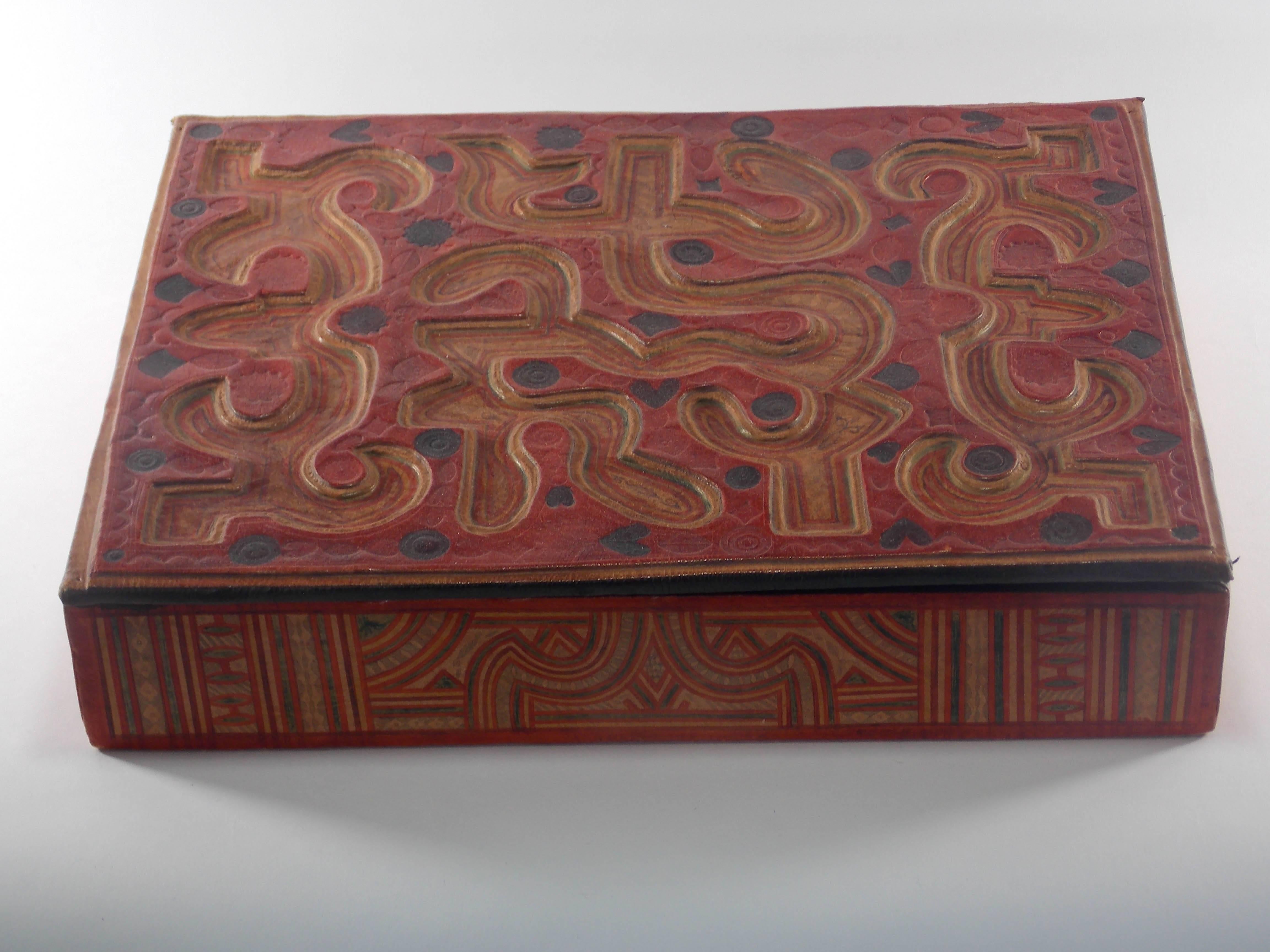 A large-scale box, exhibiting great color and pattern.
Leather and wood.