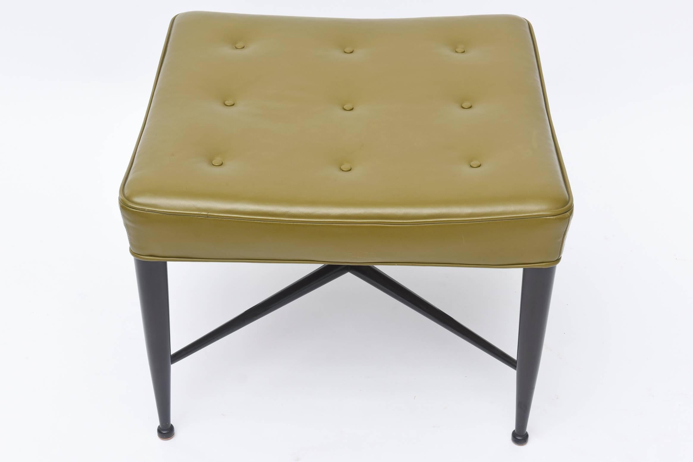 Pareja de taburetes Edward Wormley modelo #5002.
Fabricado por Dunbar.
Piel original verde oliva.