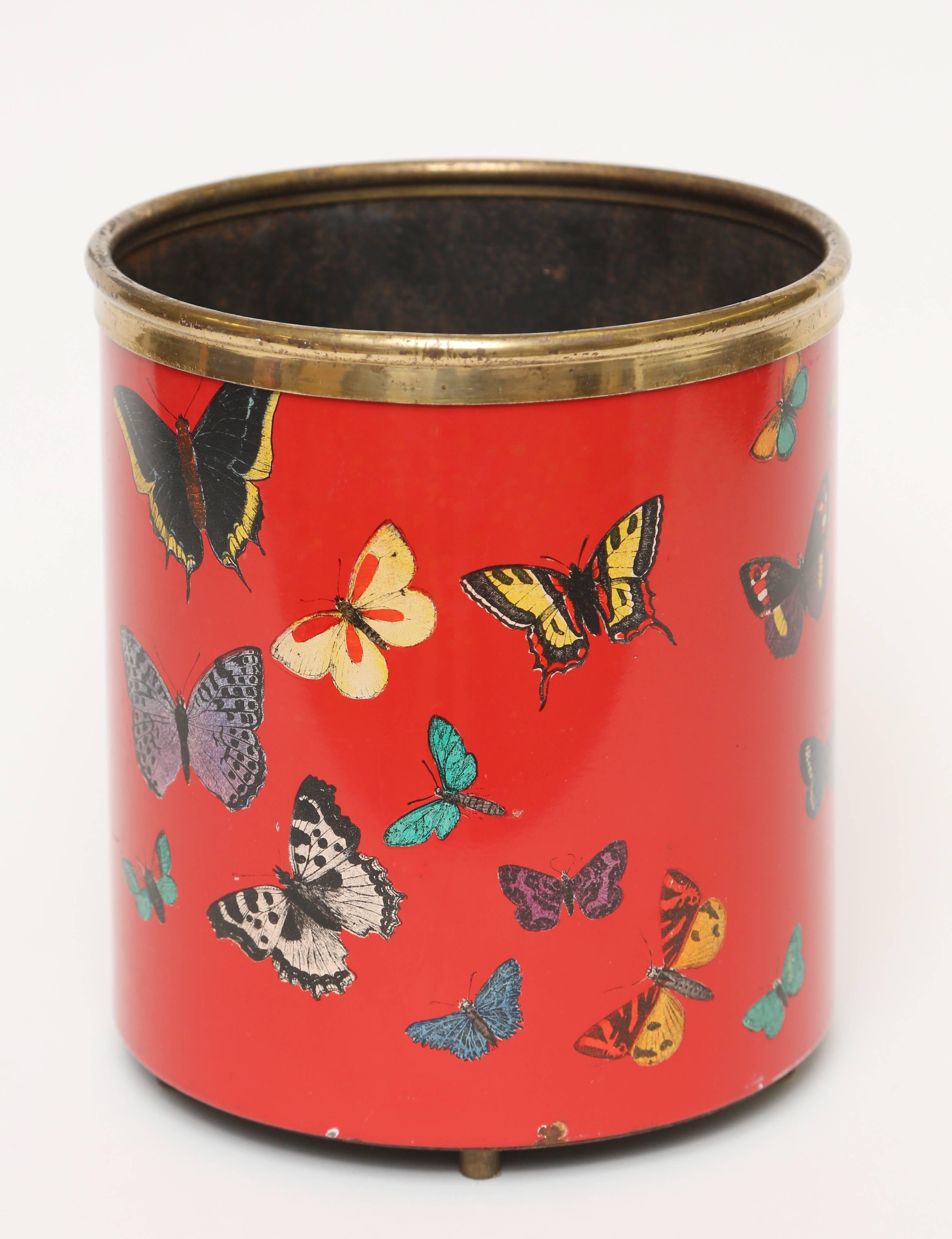 The most sought after Waste Can design from Piero Fornasetti.
A vintage 1950s version in a diminutive size.
This size was never reissued.