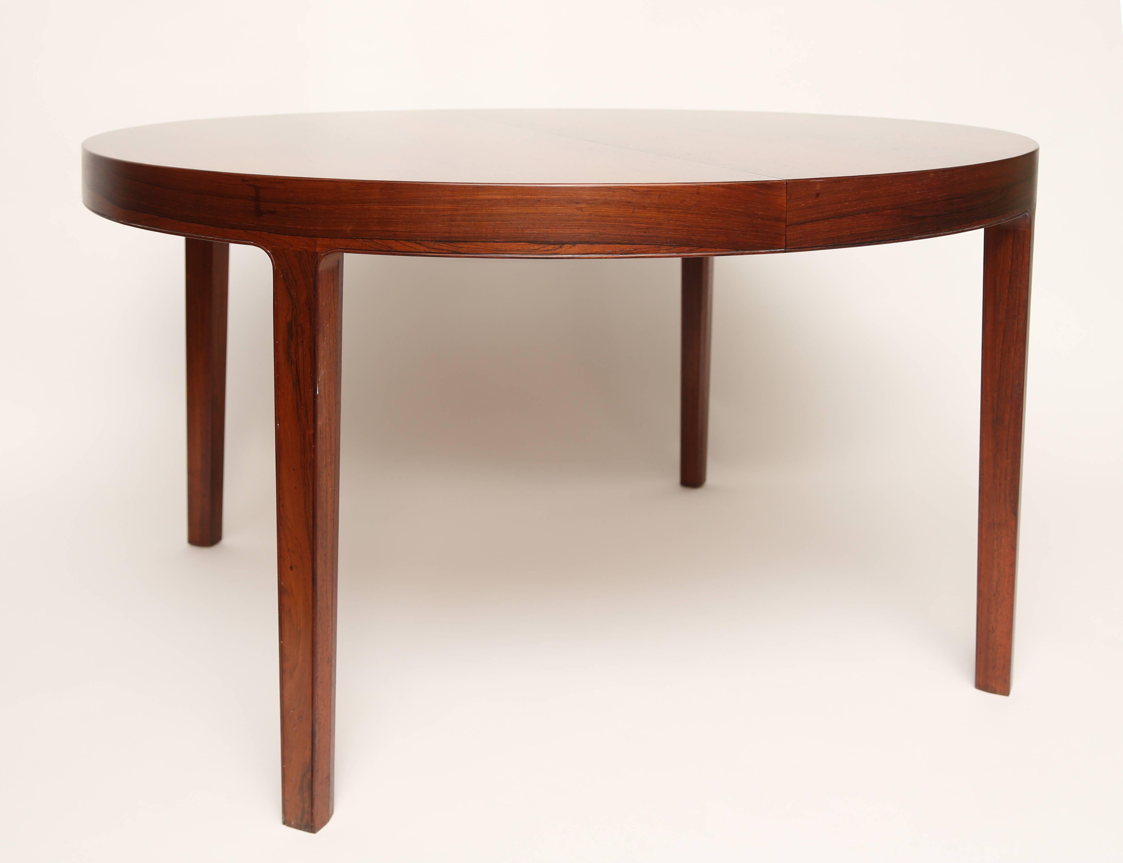 Schöner und einfacher Tisch aus Palisanderholz
Exquisite Details. Wird mit einem Blatt geliefert.
 
