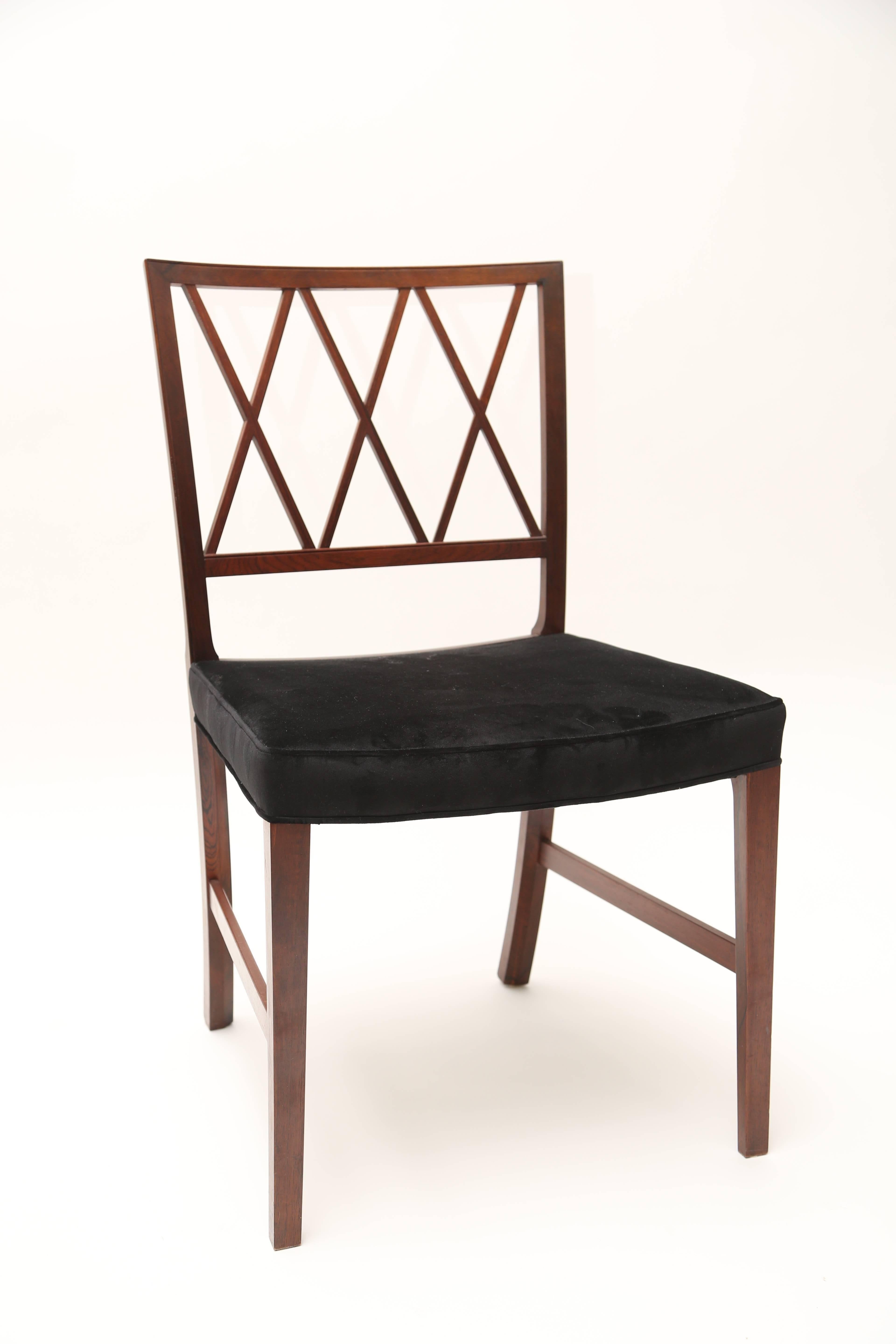 Elegant design
Beautiful rosewood
Two armchairs, four side chairs.