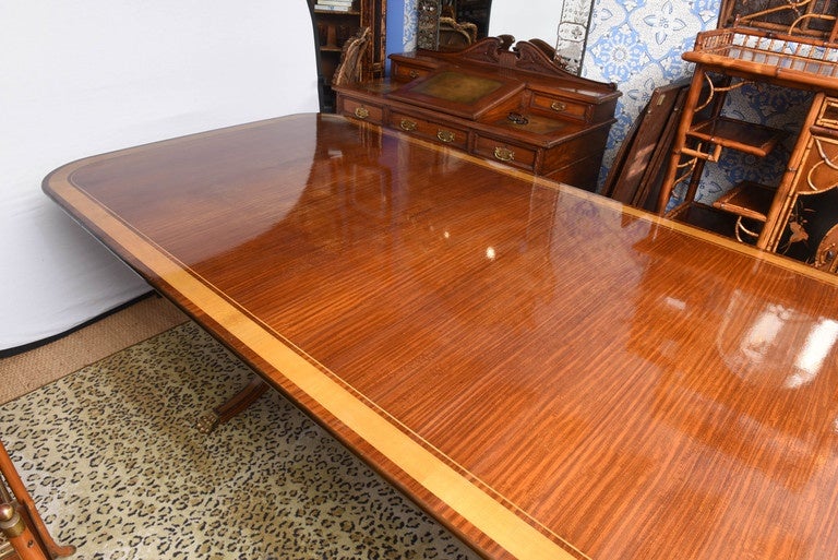 Mahogony Dining Table in the Vintage Federal Style 3