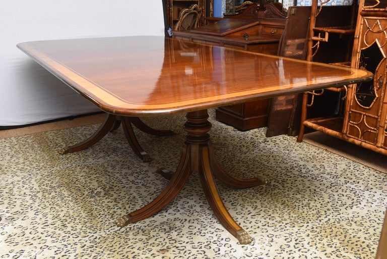 Mahogony Dining Table in the Vintage Federal Style 4