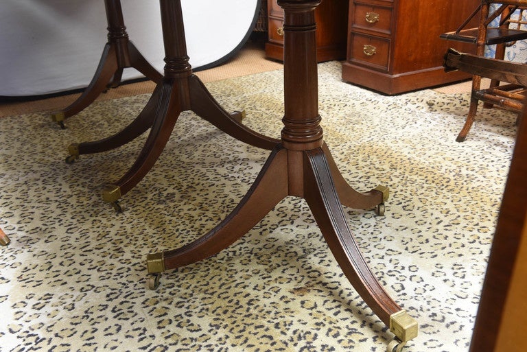 English Dining Table in Regency Style In Excellent Condition In West Palm Beach, FL