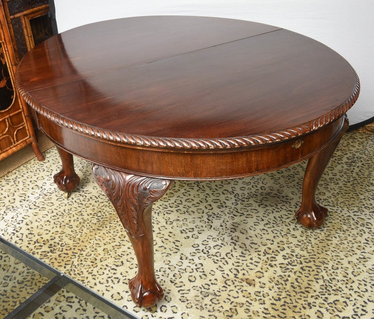 20th Century English Chippendale Style Mahogany Oval Dining Table