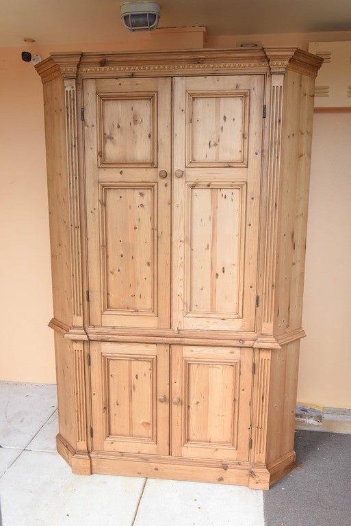This is a very nice pine corner cupboard in the antique style, the top comes of the base so its easy to transport.

It has dental cornice the front has reeded sides with wooden nobs to the top and bottom.

Inside the top there are two pine