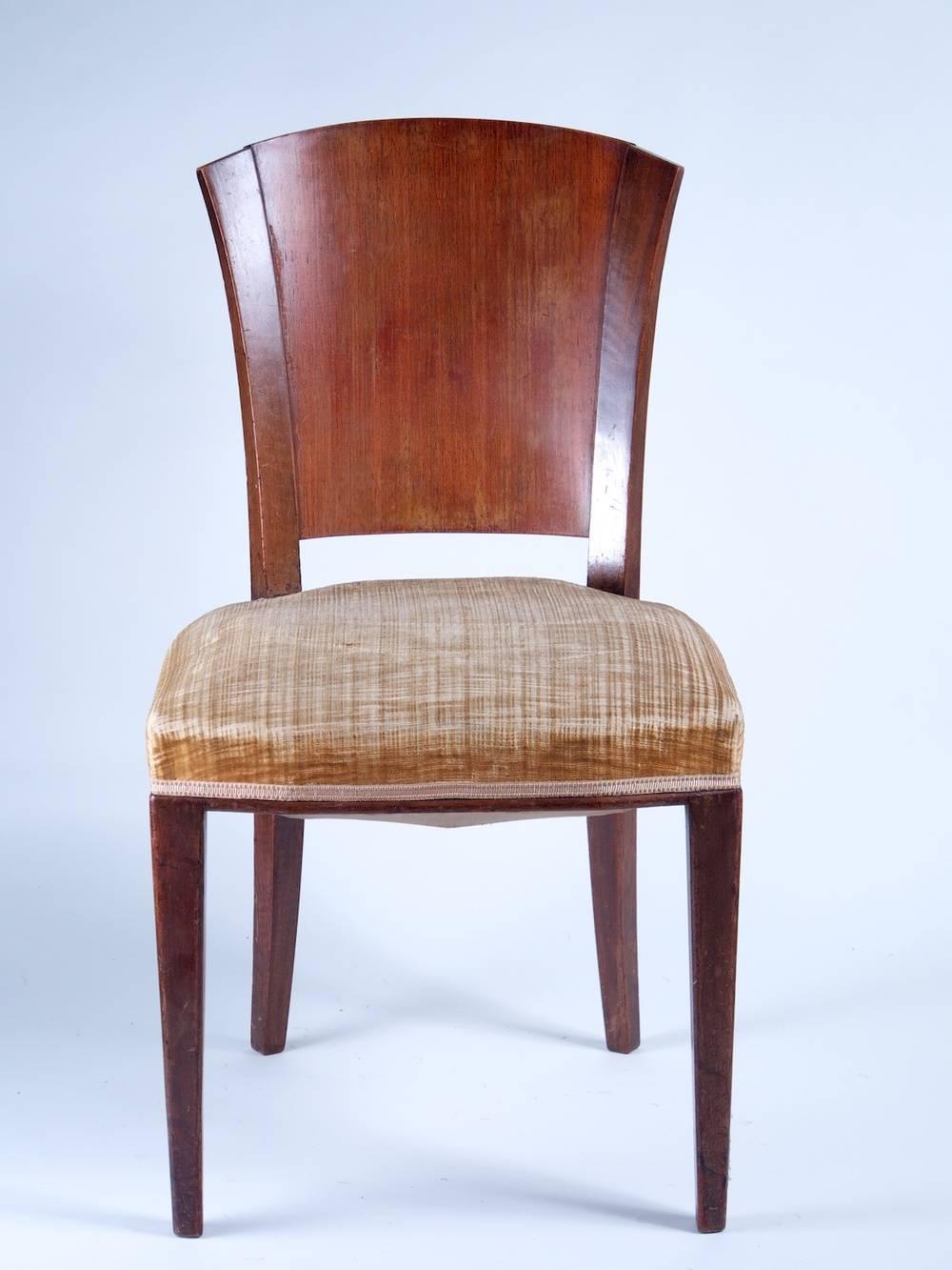 Sechser-Set französischer Art-Déco-Esszimmerstühle aus Palisander und französischem Nussbaum, um 1932.

Bitte beachten Sie, dass diese Stühle auf den Fotos unrestauriert sind.
 
**Im Preis inbegriffen ist die fachgerechte Restaurierung,