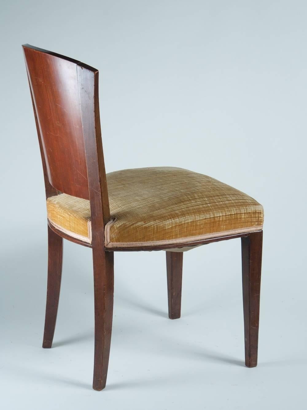 Français Ensemble Dominique de six chaises de salle à manger en bois de rose et noyer en vente