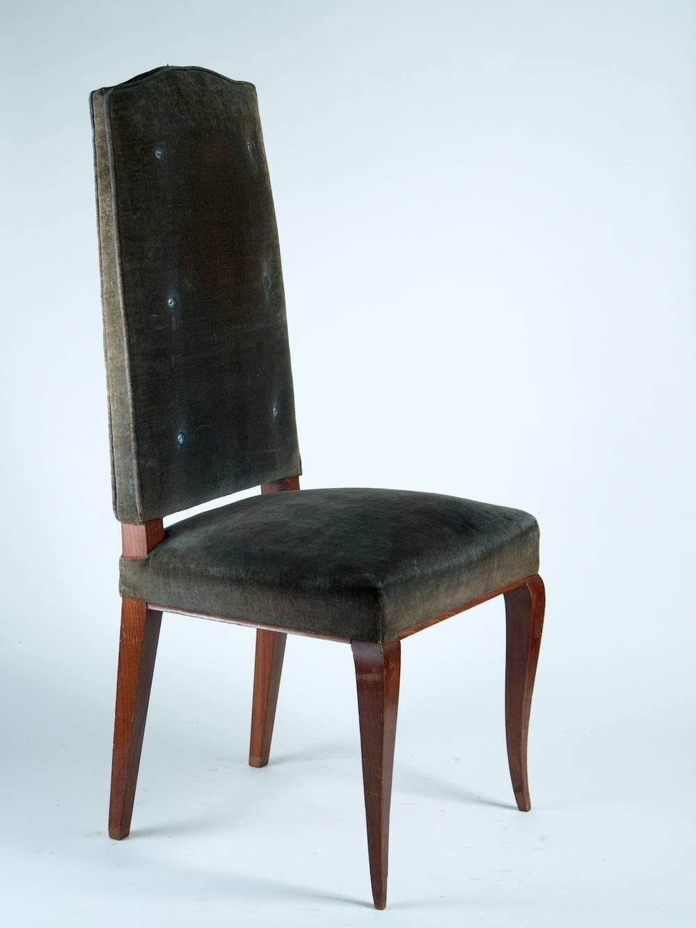 Französischer Art-Déco-Satz von sechs Stühlen aus Buche aus den 1940er Jahren.

Bitte beachten Sie, dass diese Stühle auf den Fotos unrestauriert sind.

**Preis beinhaltet die ordnungsgemäße Restaurierung, Aufarbeitung und Neupolsterung mit dem