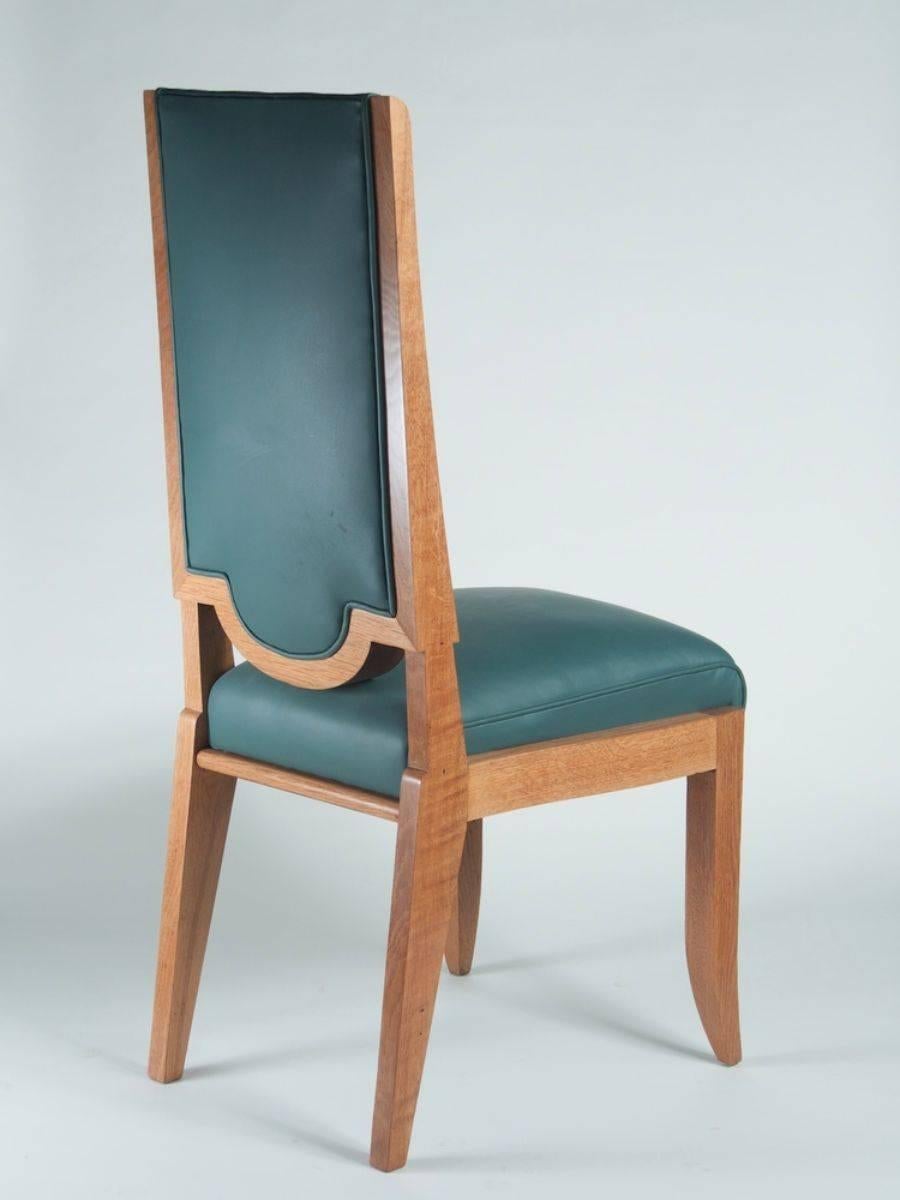 French 1940s Art Deco dining chairs, set of eight, in oak.

Please note these chairs are unrestored in the photographs.
 
