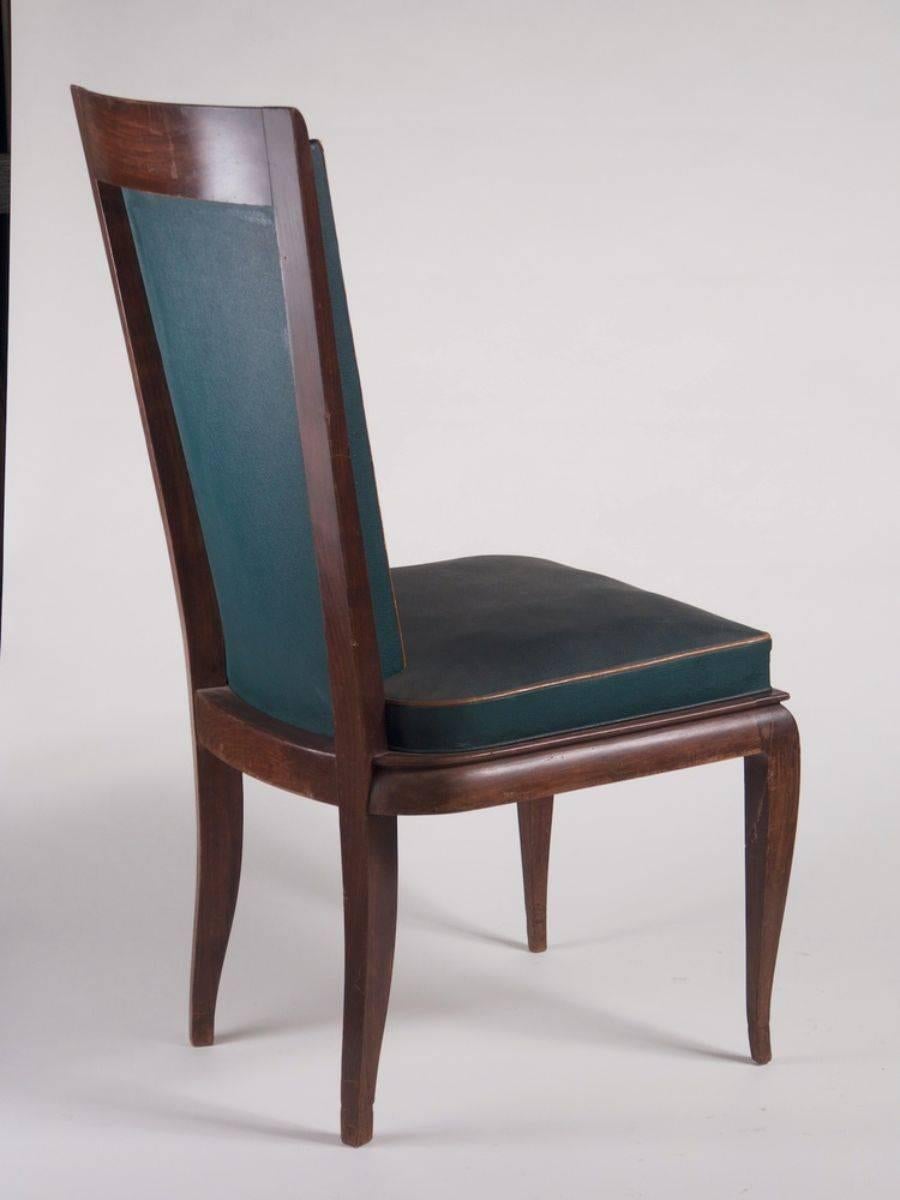 Französische Art-Déco-Esszimmerstühle aus den vierziger Jahren, Rene Prou zugeschrieben, Satz von acht Stühlen, Buche. Diese Stühle können ebonisiert werden. 

Bitte beachten Sie, dass diese Stühle auf den Fotos unrestauriert sind.