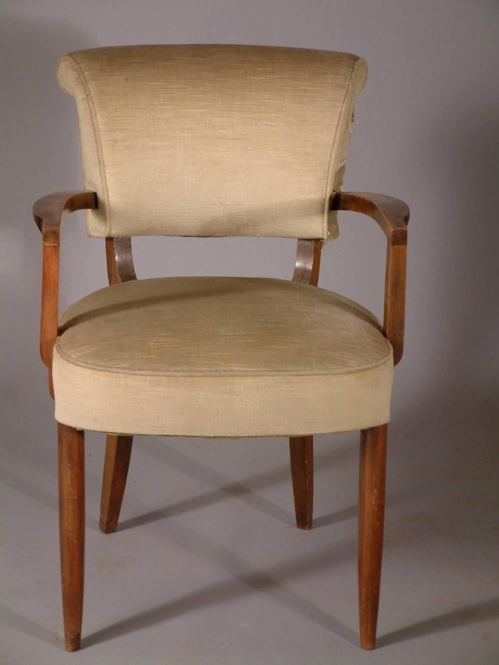 Paire de fauteuils Art déco français par Jules Leleu, vers 1935.

Veuillez noter que ces chaises ne sont pas restaurées sur les photographies.

Quatre disponibles. Le prix est fixé par paire.

JULES-EMILE LELEU

(1883-1961)

Sculpteur et designer