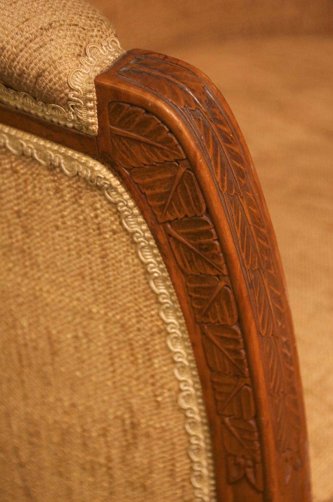 Paire de fauteuils Art Déco classiques en bois de poirier sculpté par Léon Jallot. Ce modèle a été présenté par le designer dans le bureau d'un collectionneur d'art au Salon d'Automne, en 1914. Ils sont photographiés dans le portfolio de cette