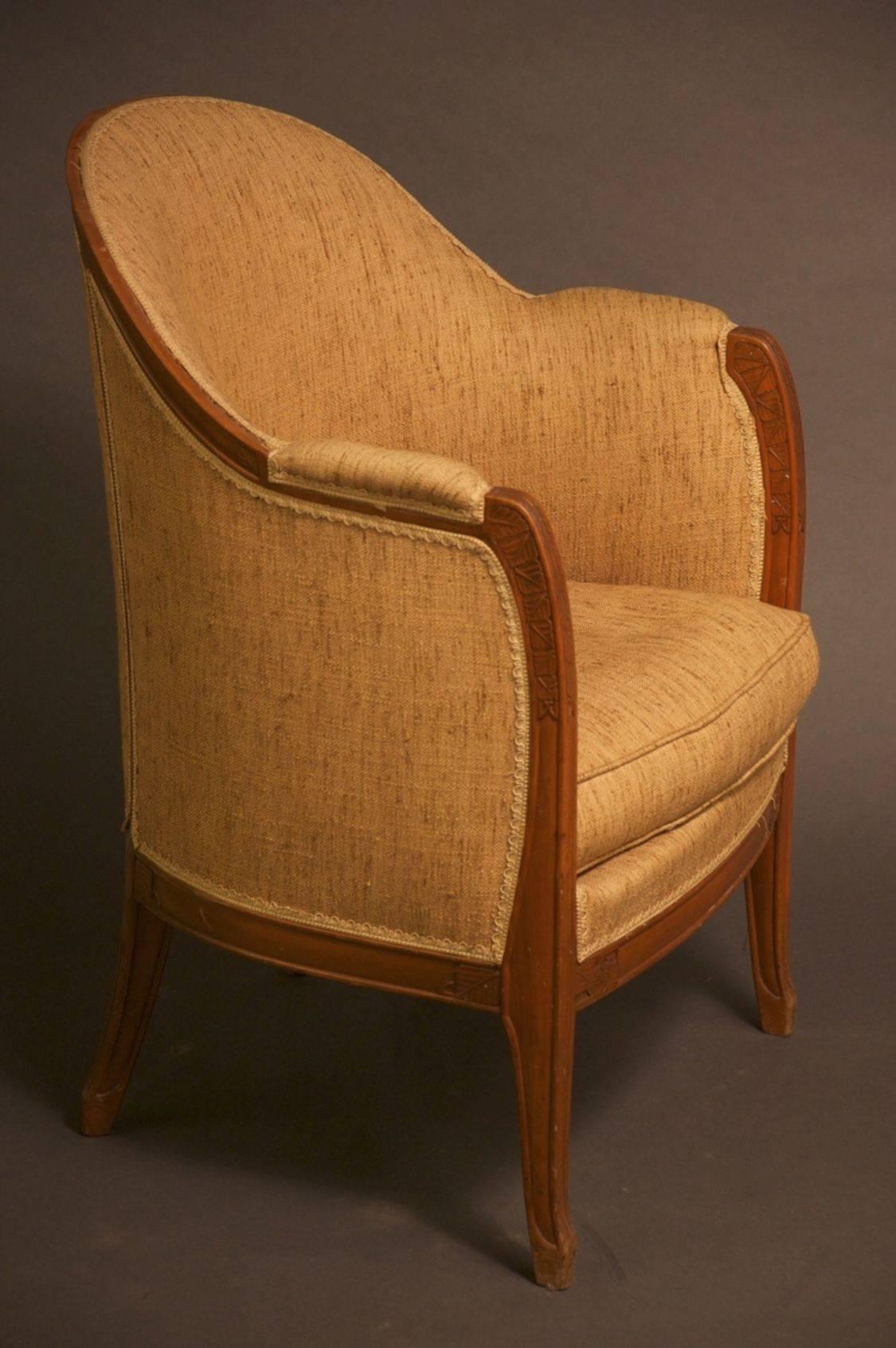 Art déco Leon Jallot paire de fauteuils en bois de poirier sculpté en vente