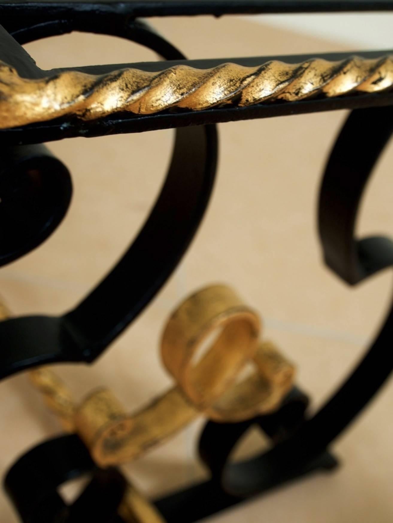 Tavolino basso in stile Art Déco francese degli anni Quaranta di Raymond Subes in ferro forgiato a mano con patina nera e riflessi dorati. Ha un piano in vetro.

Raymond Subes

(1893-1970).

L'illustre carriera del metalmeccanico francese