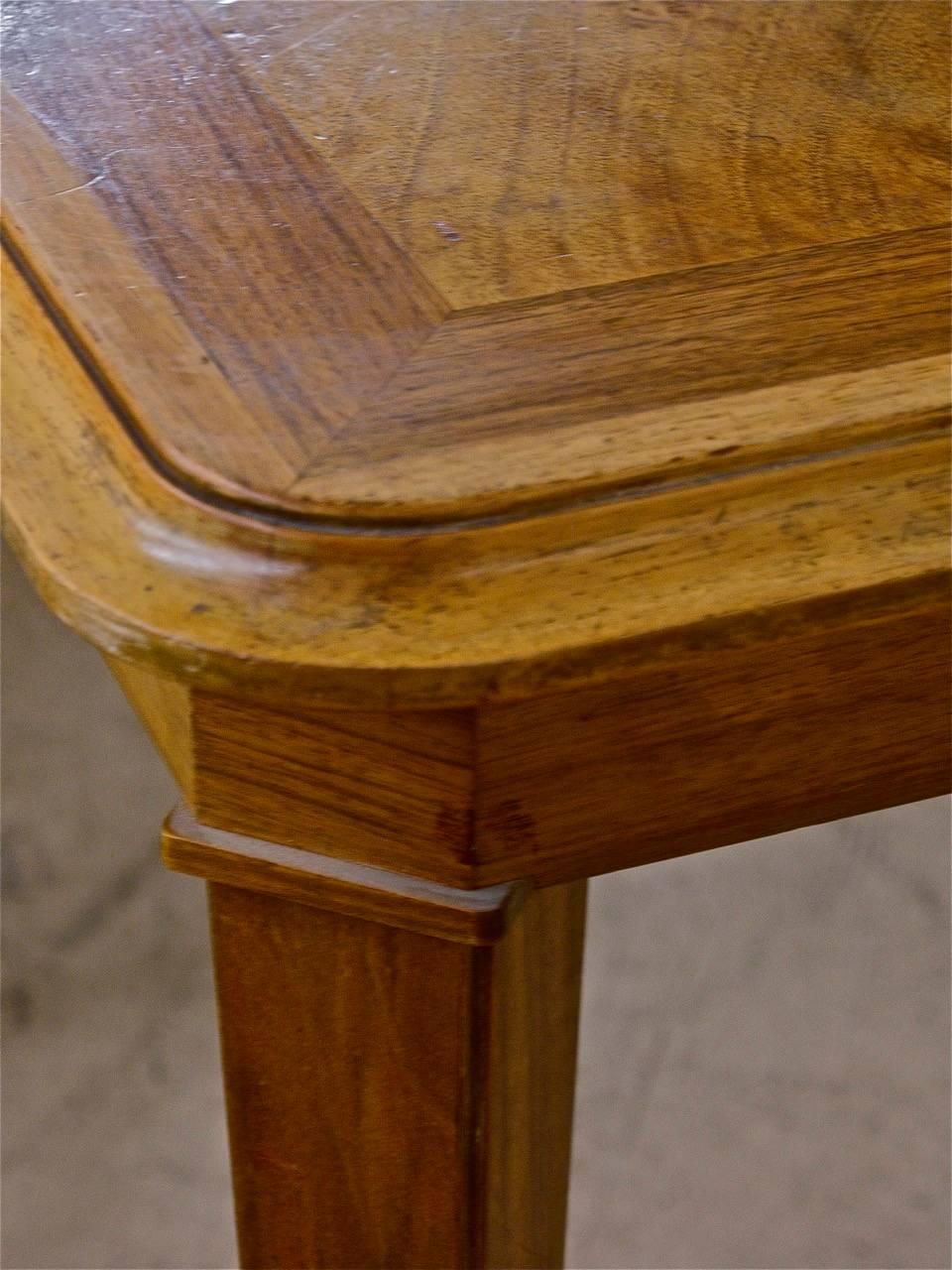 Französischer quadratischer Esstisch von Dominique aus französischem Nussbaum der 1940er Jahre im Art déco-Stil mit tiefen Bronzebeschlägen. 

Perfekt für ein kleineres Esszimmer oder einen Essbereich. Kann erweitert werden, um kundenspezifische