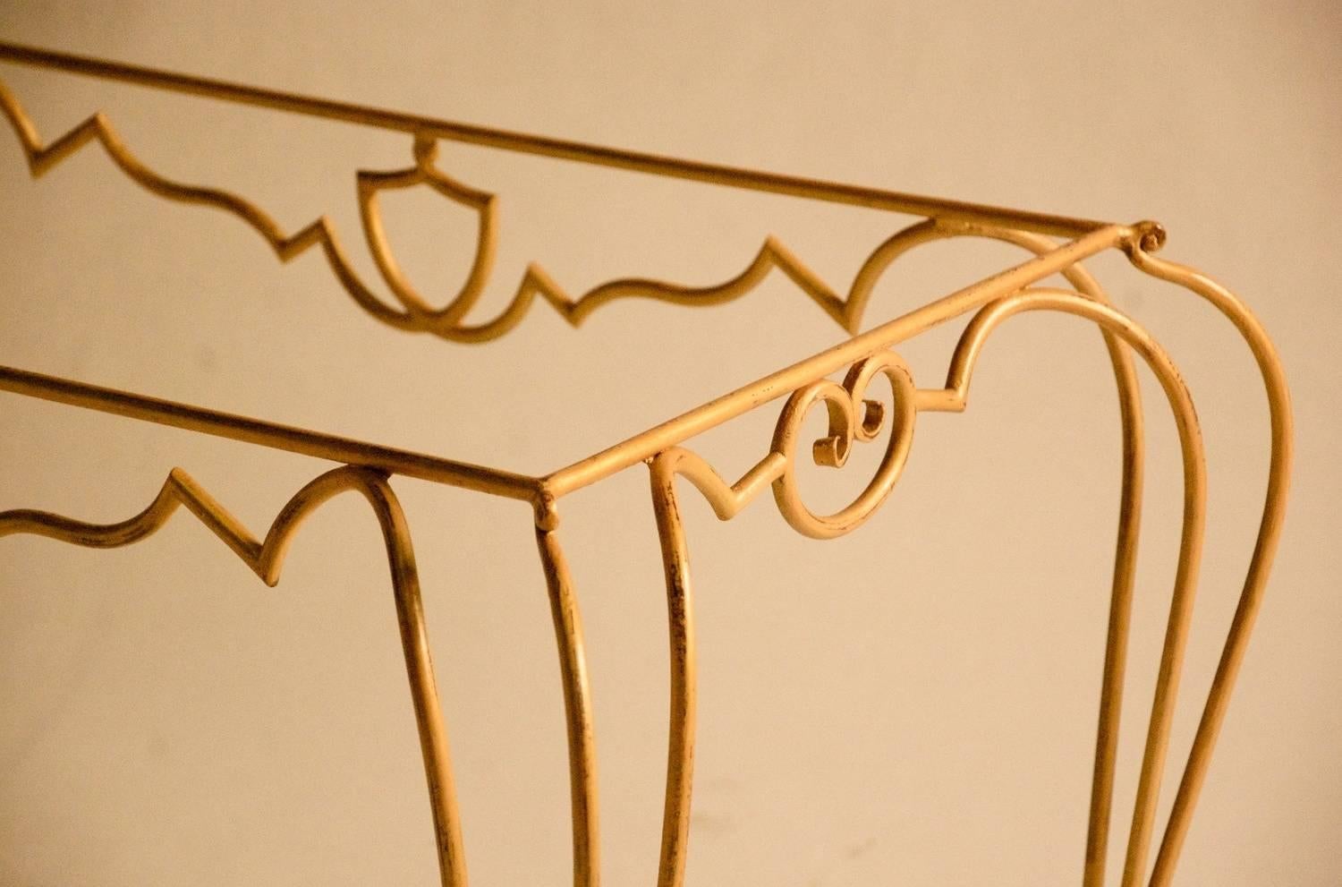 Französischer Beistell- oder Couchtisch im Art déco-Stil der 1940er Jahre aus vergoldetem Schmiedeeisen von Rene Drouet. Maße: 36