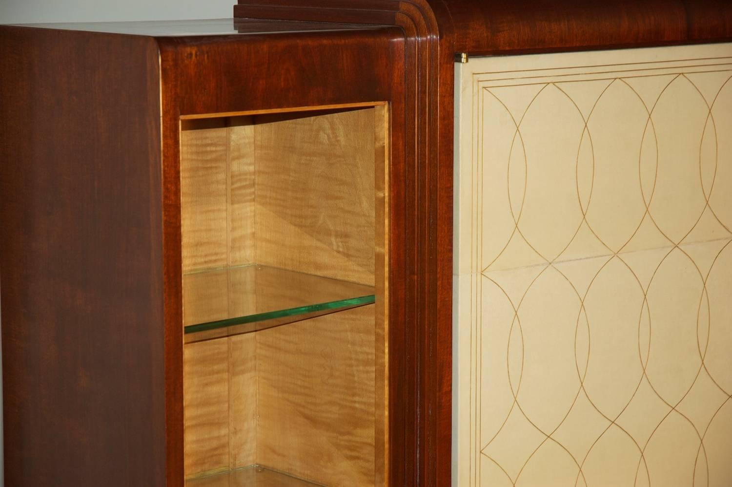 Mobile Art Deco francese di Rousseau et Lardin, 1940 circa, in palissandro con ante in pergamena con dettagli dorati e montatura in bronzo. Vetrine laterali rivestite in frassino figurato. Firmato sul verso. 89