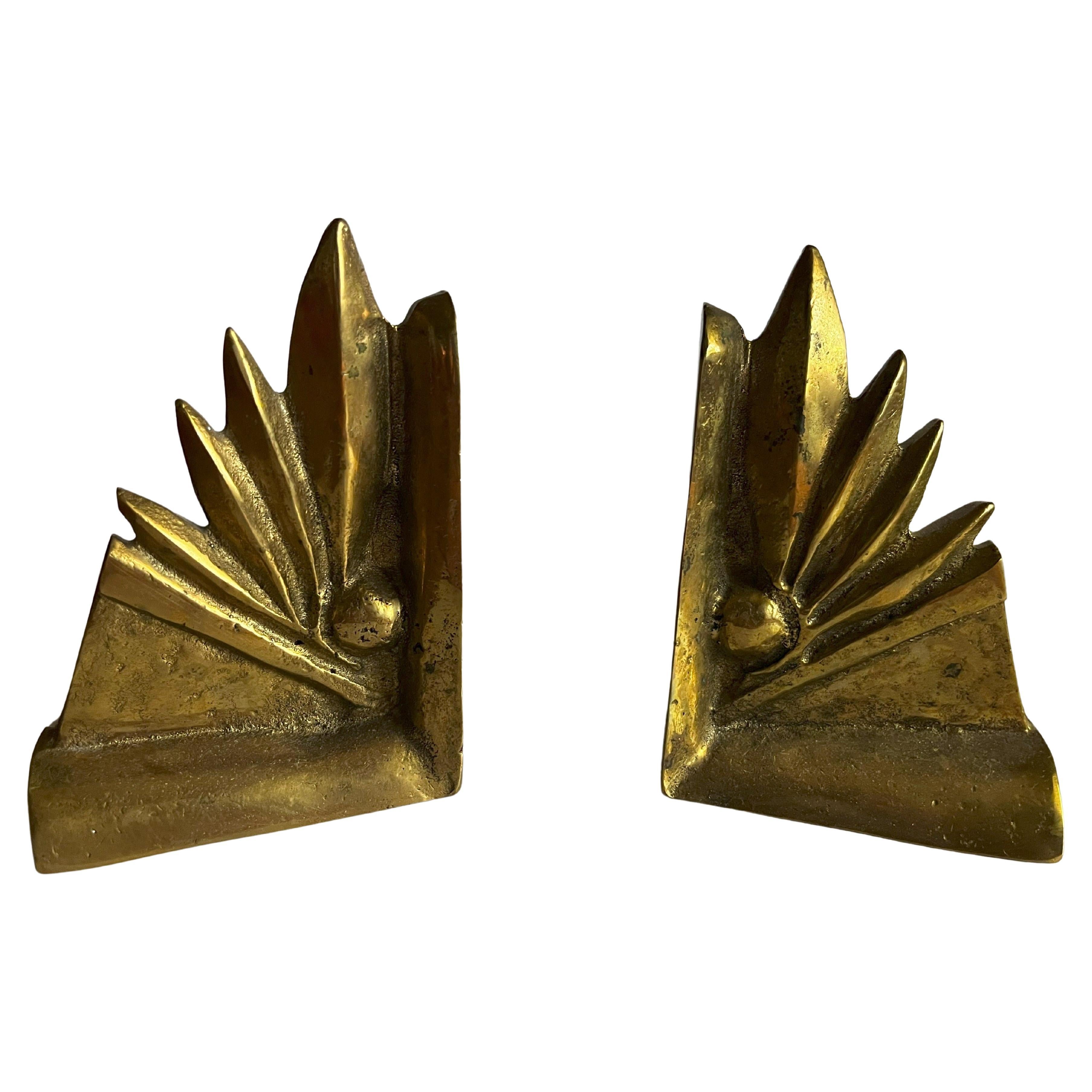 Spectacular bookends, made entirely of brass, from the Art Deco period, around the 1930s, probably made in Austria or Germany.

The bookends of the same size have a wide stand and support and a special representation fans out in between. It is a