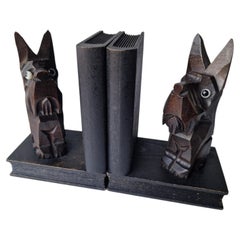 Precioso juego de sujetalibros, con perros de raza terrier, tallados, estilo Art Déco alemán de los años 30