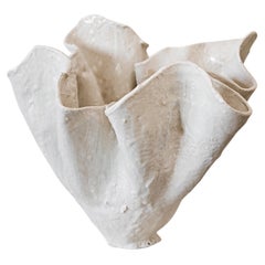 Serie Flourish: vaso dalla forma unica- Gres bianco fatto a mano a Los Angeles