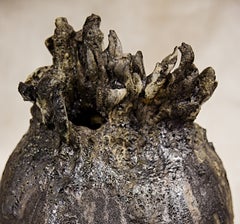 Serie CarbonDark – Vaso a forma di luna – Gres realizzato a mano a Los Angeles