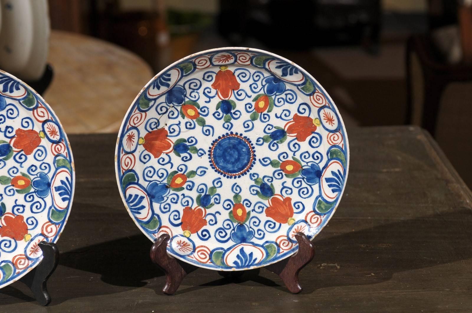 Pair of 17th Century Polychrome Delft Plates, circa 1690 For Sale 1