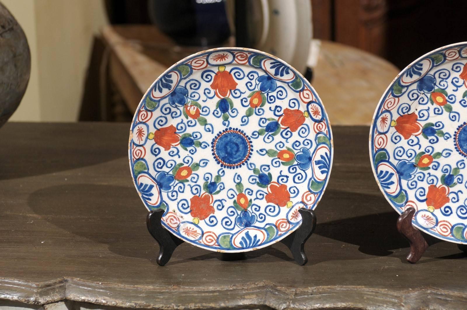Clay Pair of 17th Century Polychrome Delft Plates, circa 1690 For Sale