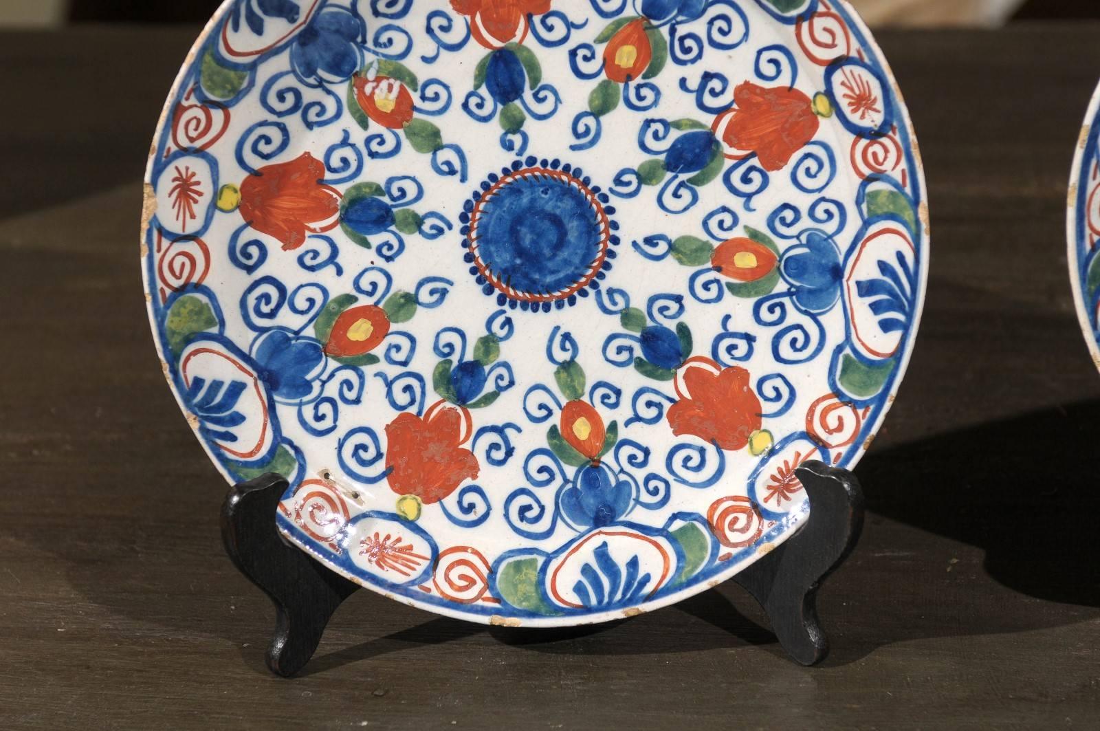 Pair of 17th Century Polychrome Delft Plates, circa 1690 For Sale 2