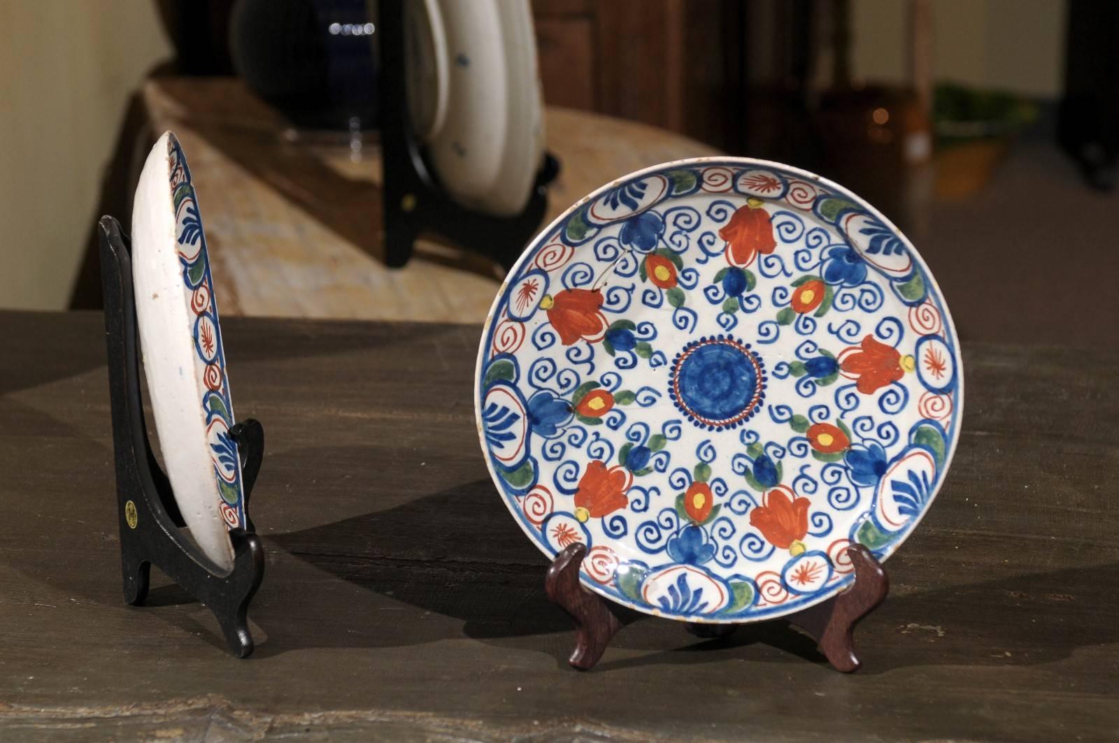 Pair of 17th Century Polychrome Delft Plates, circa 1690 For Sale 3