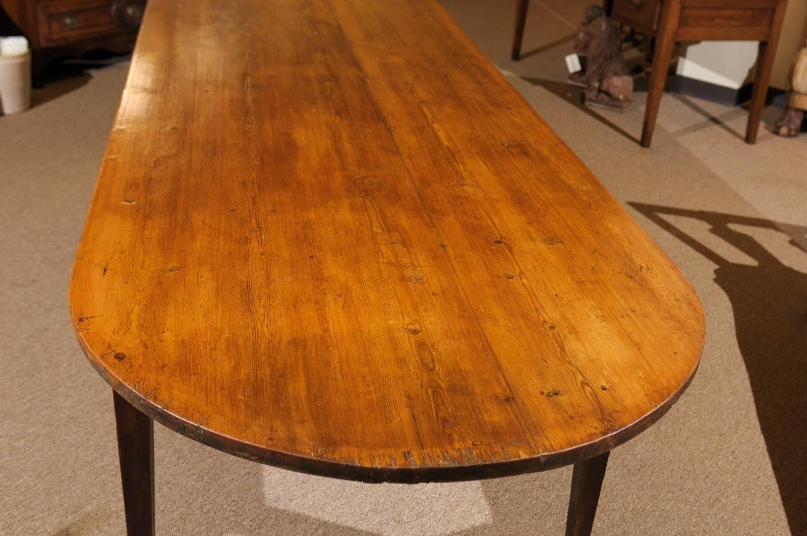 19th Century Long Pine and Oak Oval Farm Table, circa 1860 For Sale 1