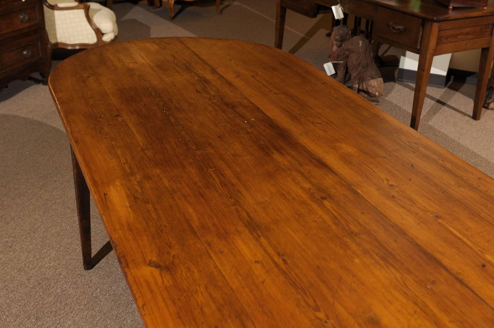 19th Century Long Pine and Oak Oval Farm Table, circa 1860 For Sale 2