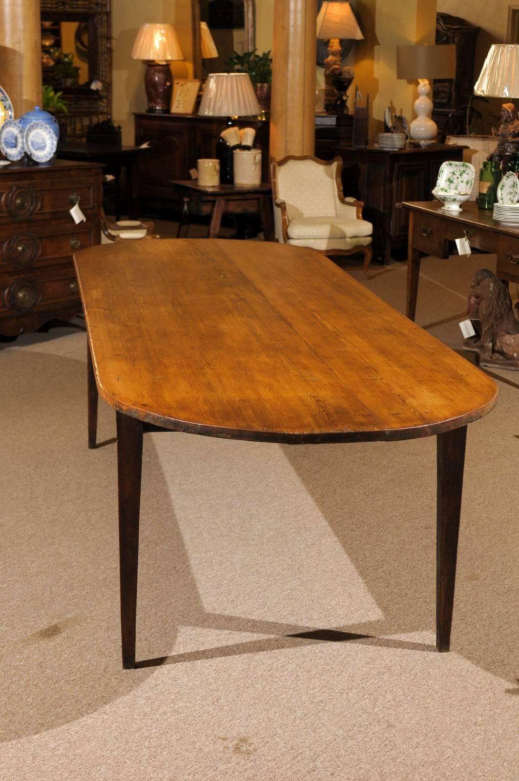 19th Century Long Pine and Oak Oval Farm Table, circa 1860 For Sale 6