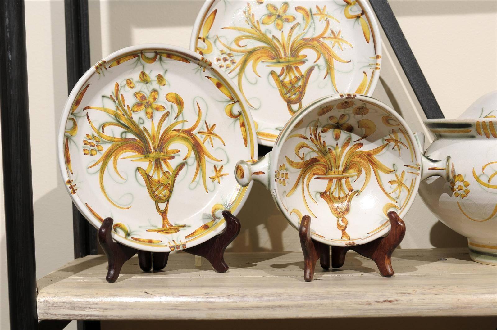 Set of Midcentury Quimper Tableware in a Gold and Green Pattern, circa 1970 For Sale 1