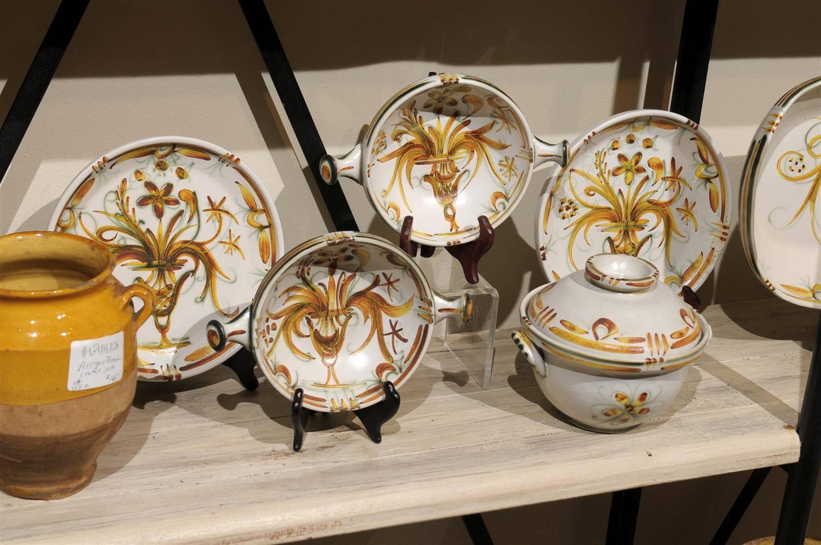 Set of Midcentury Quimper Tableware in a Gold and Green Pattern, circa 1970 For Sale 3