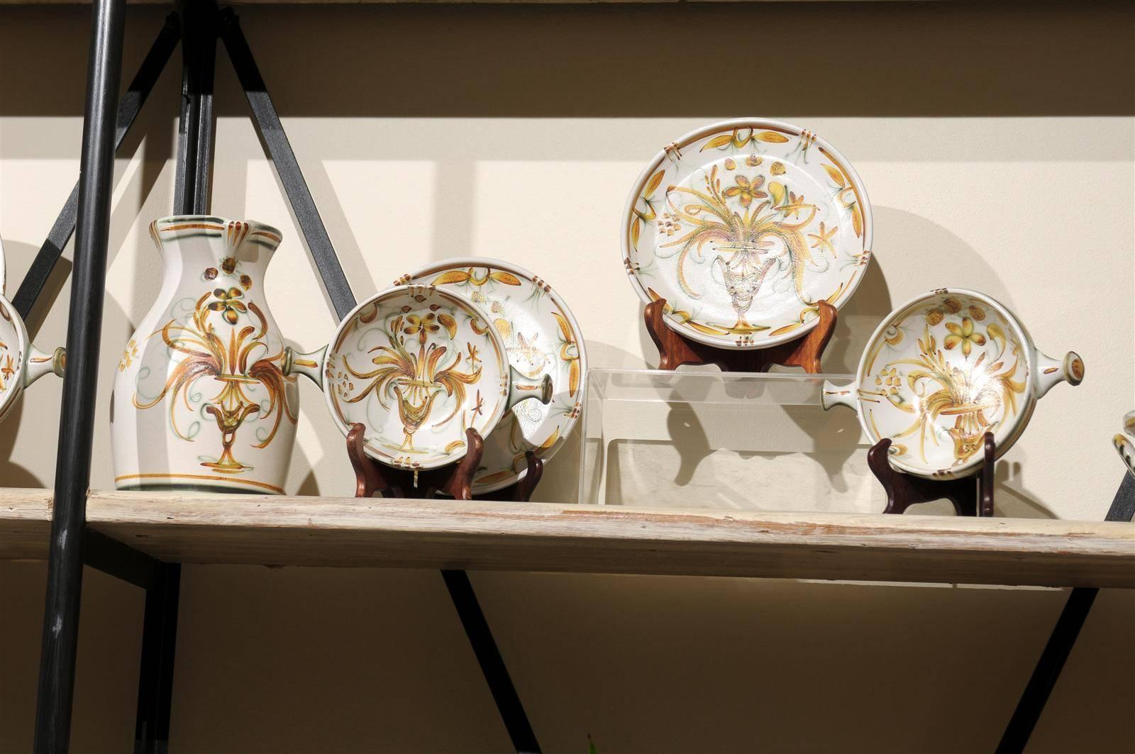 Set of Midcentury Quimper Tableware in a Gold and Green Pattern, circa 1970 In Good Condition For Sale In Atlanta, GA