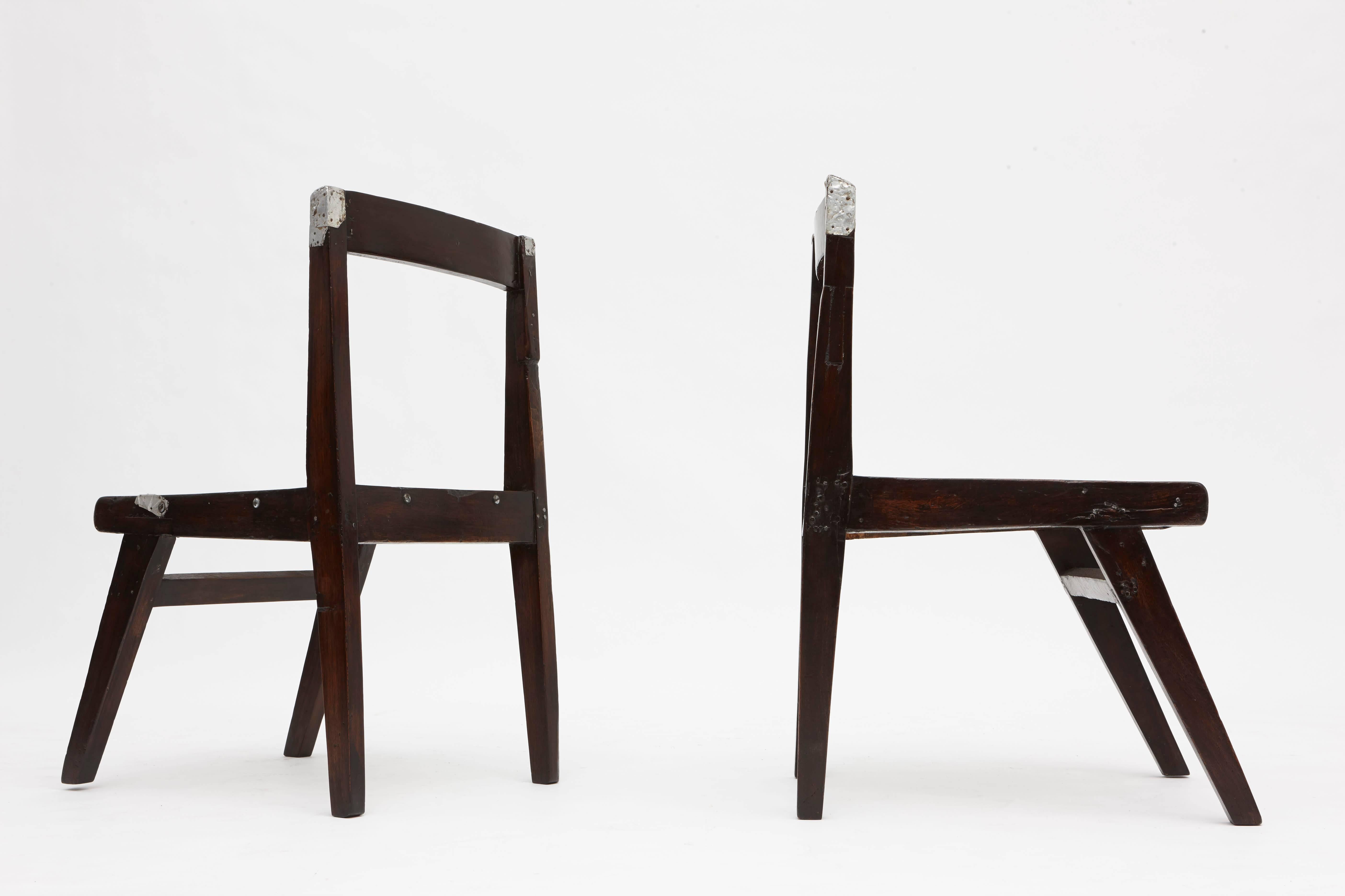 Milieu du XXe siècle Pierre Jeanneret, ensemble de huit chaises à poser ou suspendre en teck  en vente