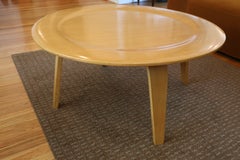 Mesa de centro redonda de madera contrachapada moldeada estilo Eames CTW, chapado de roble, patas de madera curvada