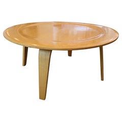 Mesa de centro redonda de madera contrachapada moldeada estilo Eames CTW, chapado de roble, patas de madera curvada