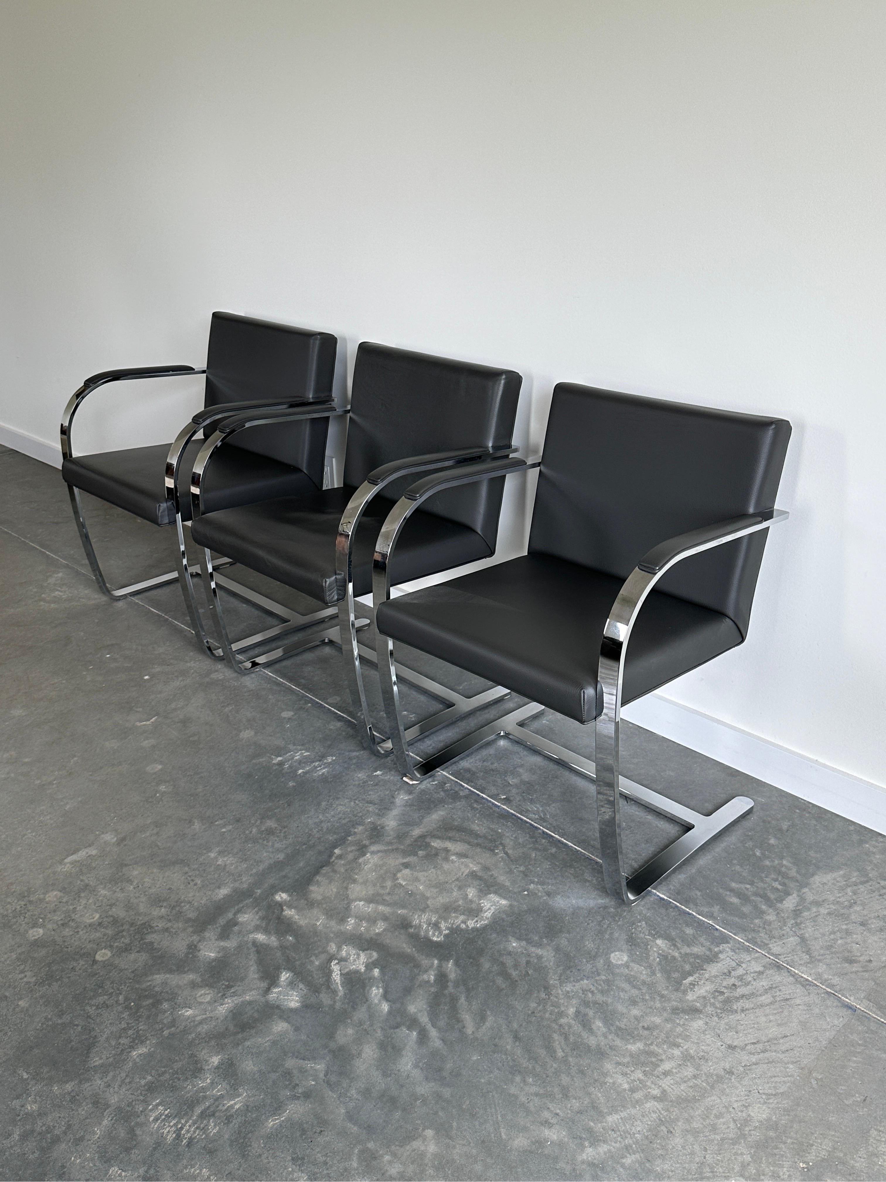 Mid-Century Modern Flat Bar Brno model 255 chairs in charcoal leather For Sale