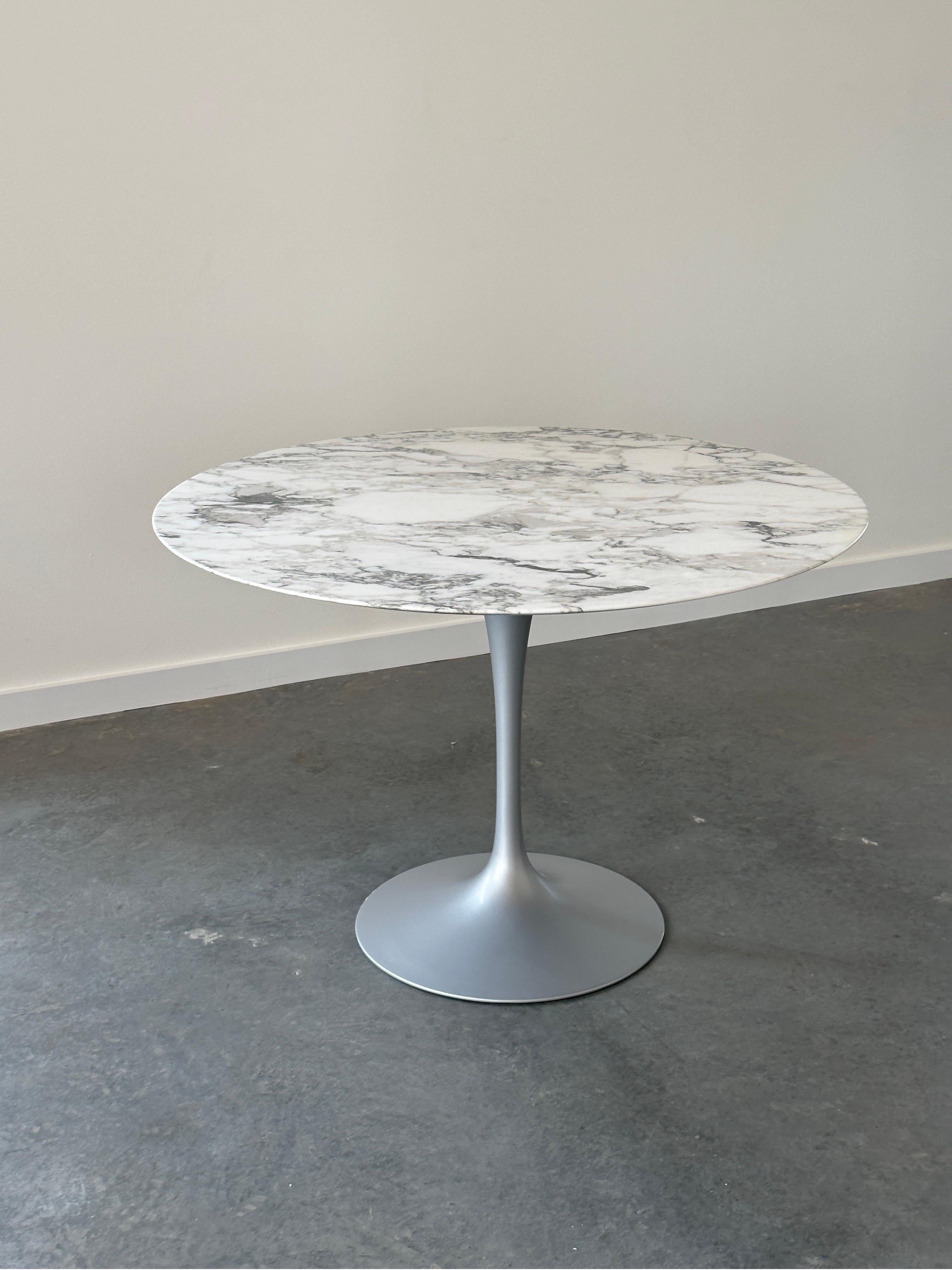 Italian Eero Saarinen Tulip Table for Knoll in satin Arabescato marble